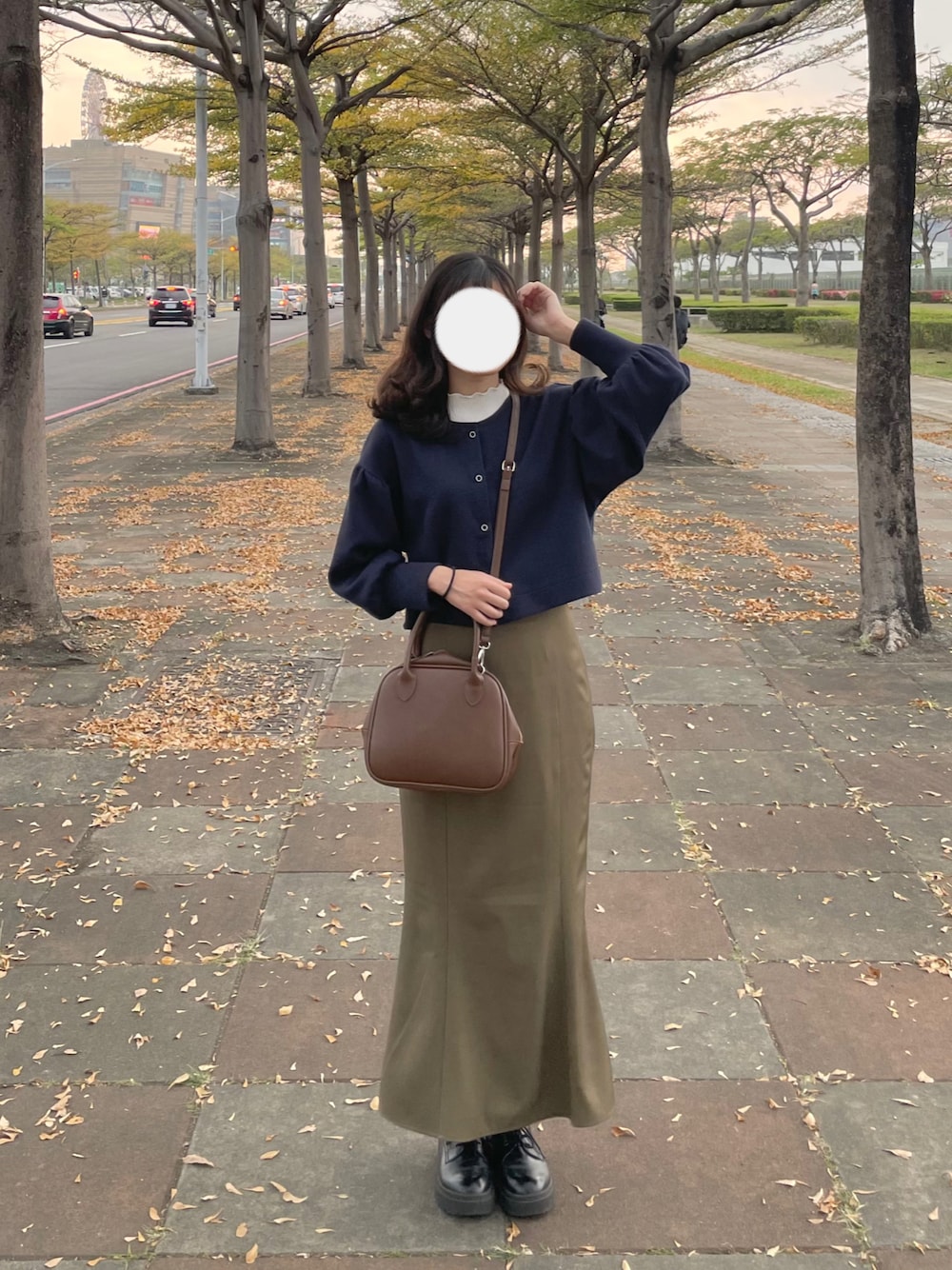 ブルー系のカーディガン/ボレロ、ブラウン系のスカート、ブラウン系のショルダーバッグを着用したレディースの春コーディネートの1枚目の写真