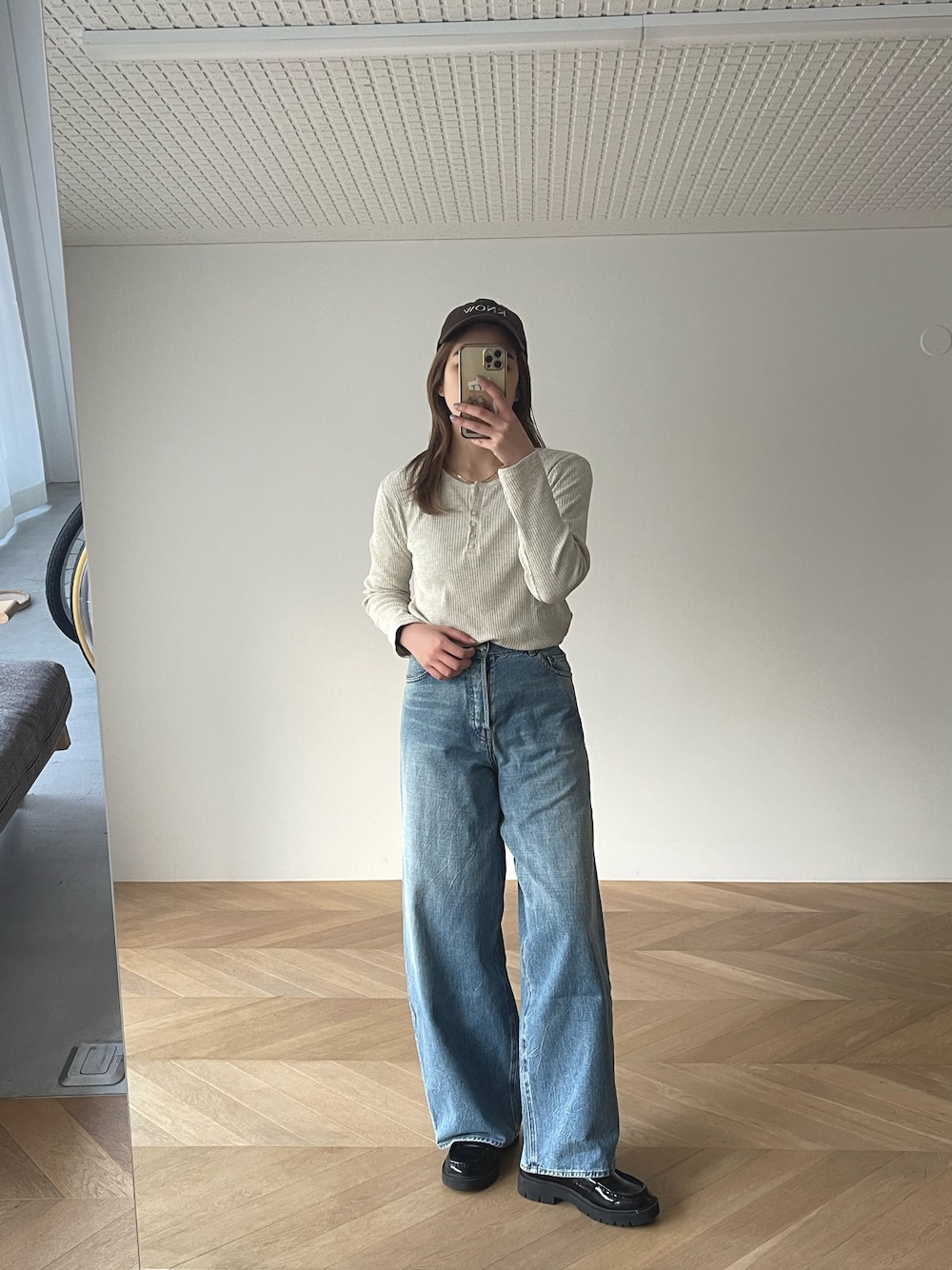 「春のおしゃ見えテクニック、春服みてみて、お出かけコーデ、デニム、大人カジュアル、春色、ローファー、キャップ、デニムコーデ、ヘンリーネック、ootd、シンプルコーデ」｜「CANAL JEANのEl mar(エルマール) ヘンリーリブロンT（Tシャツ/カットソー、ベージュ系）」を使った、nanohaさん（レディース・164cm）の春コーディネートの1枚目の写真