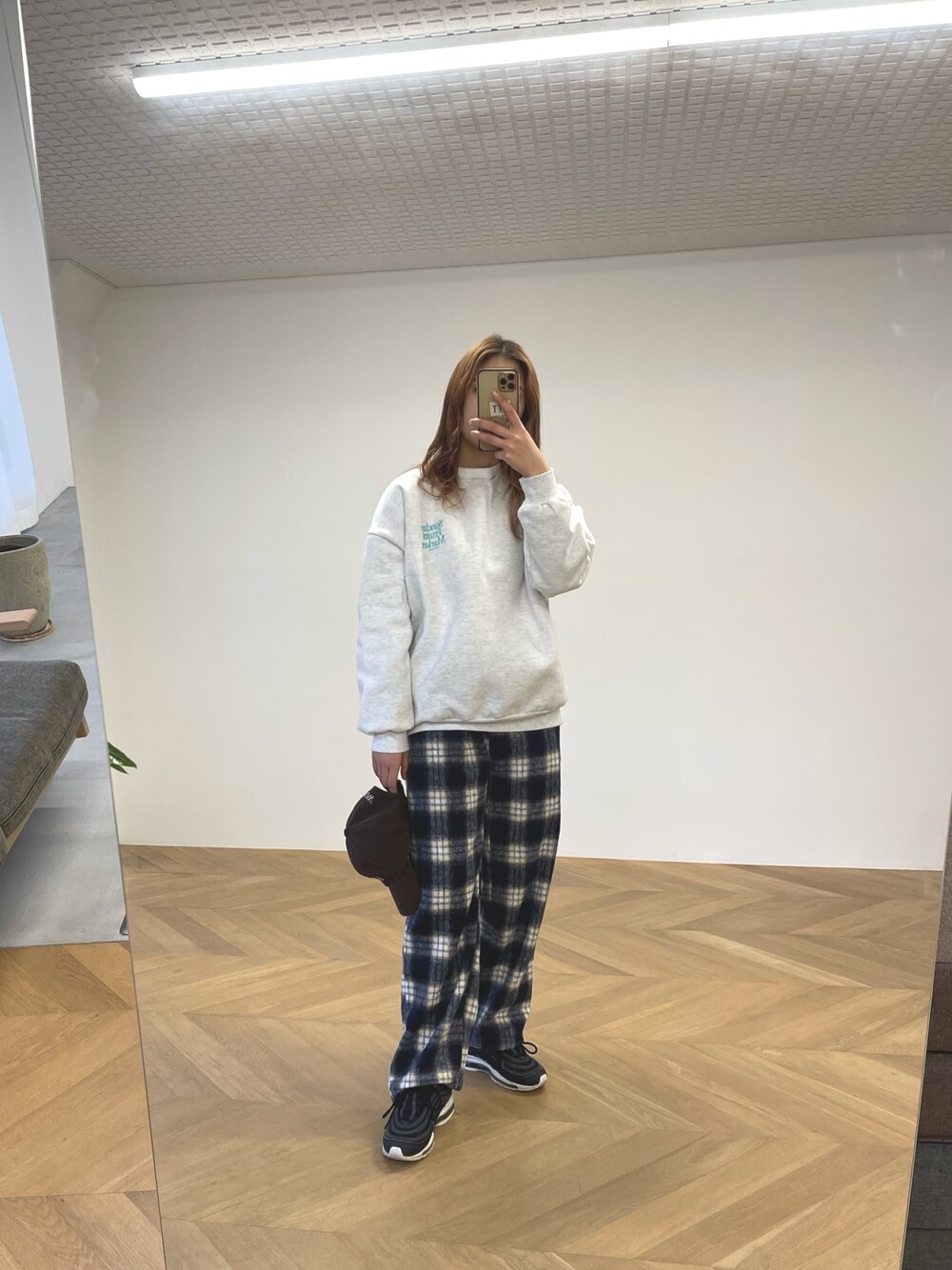 「冬コーデ、キャップ、チェック、休日スタイル、スウェット、スニーカー、ラフコーデ、ラクチンコーデ、ootd、カラーコーデ、カジュアルコーデ、トレーナー、チェックパンツ」｜「CANAL JEANのEl mar(エルマール) "Sunday Fruits Market"起毛トレーナー（スウェット、グレー系）」を使った、nanohaさん（レディース・164cm）の冬コーディネートの1枚目の写真