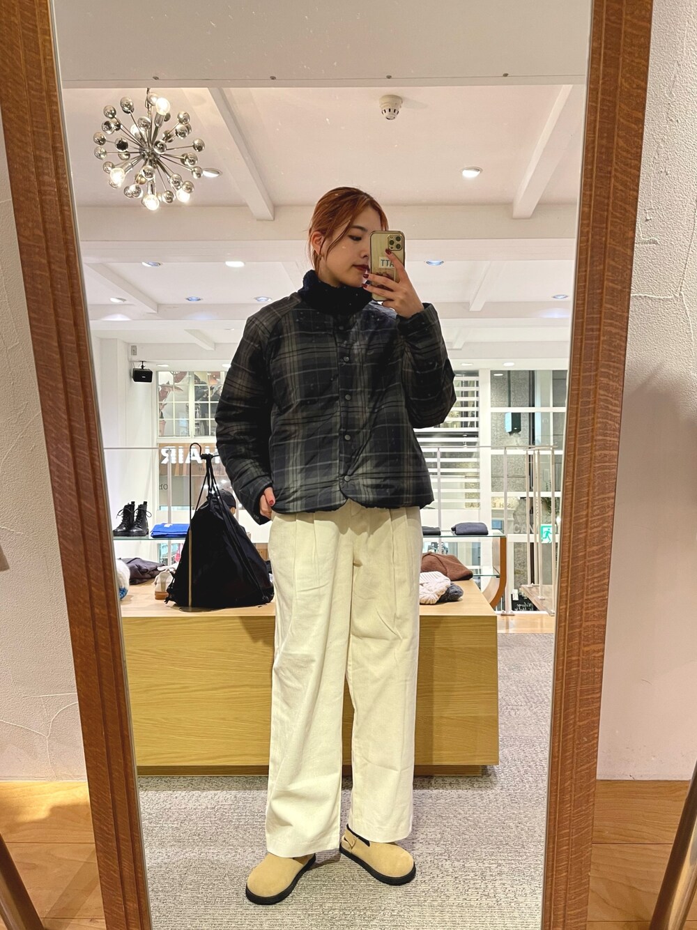 「冬コーデ、コーデュロイ、韓国ファッション、冬アウター、チェック、休日スタイル、大人カジュアル、コーデュロイパンツ、カラー×コーデ、ボア、ボアジャケット」｜「CANAL JEANのEl mar(エルマール) リバーシブルボアブルゾン（ブルゾン、ブルー系）」を使った、nanohaさん（レディース・164cm）の秋コーディネートの1枚目の写真