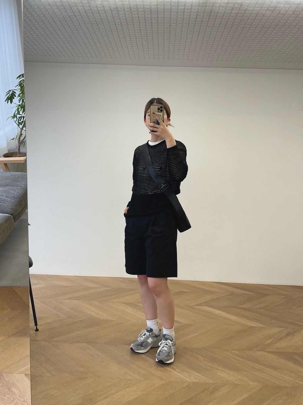 「シンプルコーデ、春夏コーデ、シアートップス、休日スタイル、スポーツミックス、スニーカー、ショートパンツ、きれいめカジュアル、モノトーン、ショルダーバッグ、メッシュ、ロゴT、サマーニット、ootd」｜「CANAL JEANのEl mar(エルマール) メッシュサマーニット（ニット/セーター、ブラック系）」を使った、nanohaさん（レディース・164cm）の春コーディネートの1枚目の写真