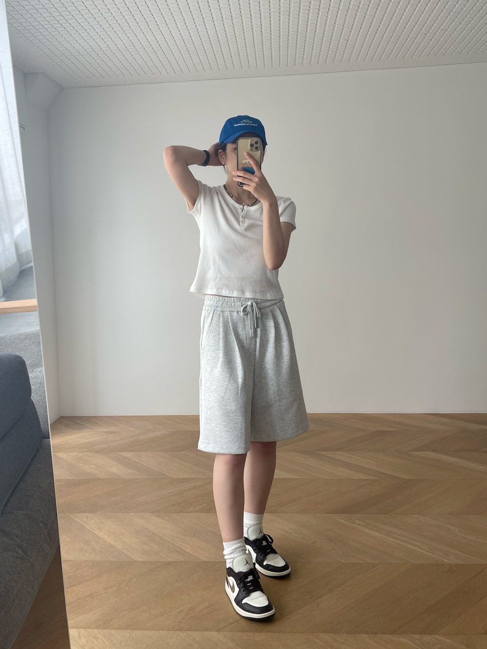 「お出かけコーデ、夏コーデ、おしゃ見えテクニック、キャップ、スニーカー、ショートパンツ、ハーフパンツ、スウェット、シンプル、ブルー、韓国ファッション、白Tシャツ、ootd、夏だ！Tシャツ着よう！」｜「CANAL JEANのSOULCIAL スウェットタックハーフパンツ（スウェットパンツ、グレー系）」を使った、nanohaさん（レディース・164cm）の夏コーディネートの1枚目の写真