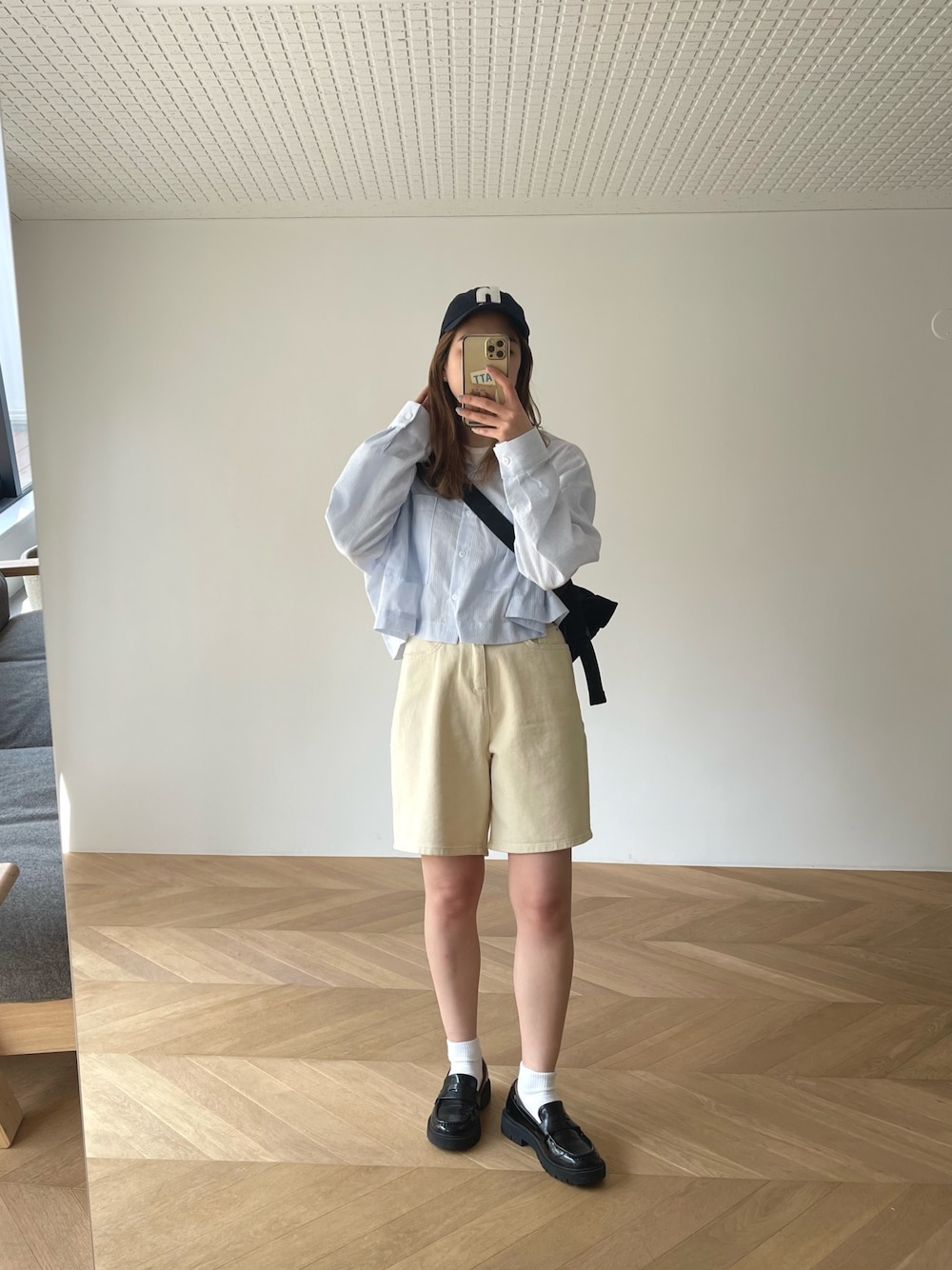 「春のNewスタイル、ショートパンツ、シンプルコーデ、大人カジュアル、春色、ショルダーバッグ、ローファー、キャップ、韓国ファッション、シャツスタイル、おしゃれさんと繋がりたい、春夏コーデ」｜「CANAL JEANのEl mar(エルマール) コットンハーフパンツ（その他パンツ、ベージュ系）」を使った、nanohaさん（レディース・164cm）の春コーディネートの1枚目の写真