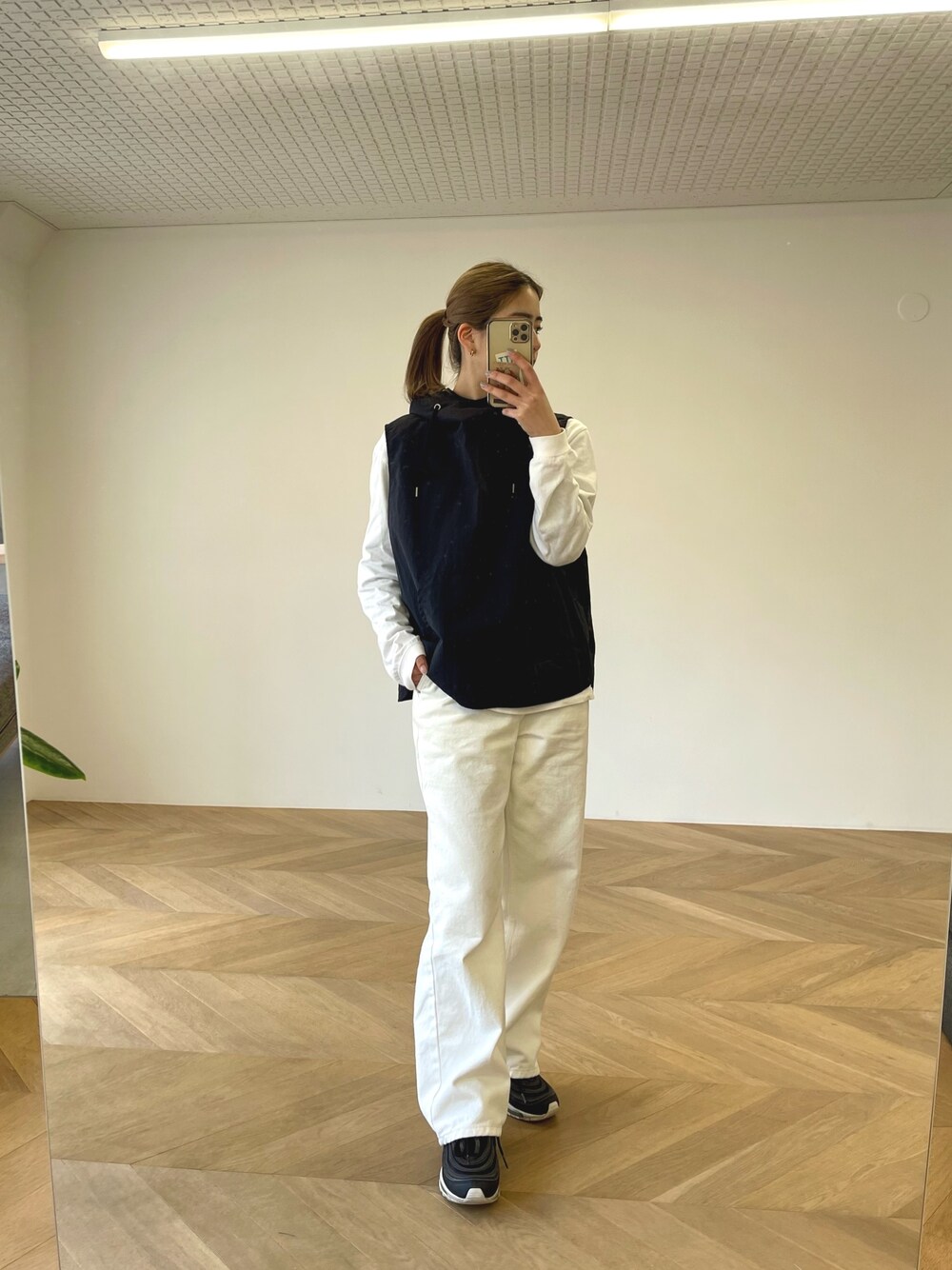 「春のおしゃ見えテクニック、スポーツミックス、春コーデ、春服みてみて、レイヤードスタイル、お出かけコーデ、シンプルコーデ、大人カジュアル、ベスト、ホワイトデニム、休日スタイル、ホワイト、ootd、いいね、save、フォローお願いします🤑」｜「CANAL JEANのEl mar(エルマール) ナイロンアノラックベスト（ベスト、ブルー系）」を使った、nanohaさん（レディース・164cm）の春コーディネートの1枚目の写真