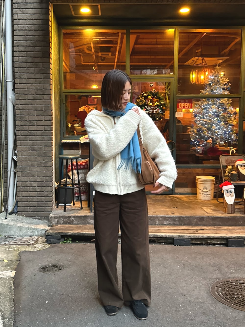 ホワイト系のパーカー、ブラウン系のその他パンツ、イエロー系のショルダーバッグを着用したレディースの秋コーディネートの1枚目の写真