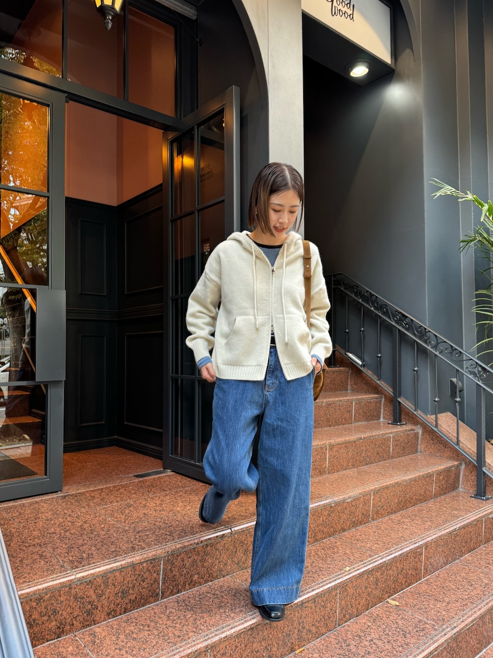 ホワイト系のニット/セーター、ブルー系のTシャツ/カットソー、イエロー系のショルダーバッグを着用したレディースの秋コーディネートの1枚目の写真