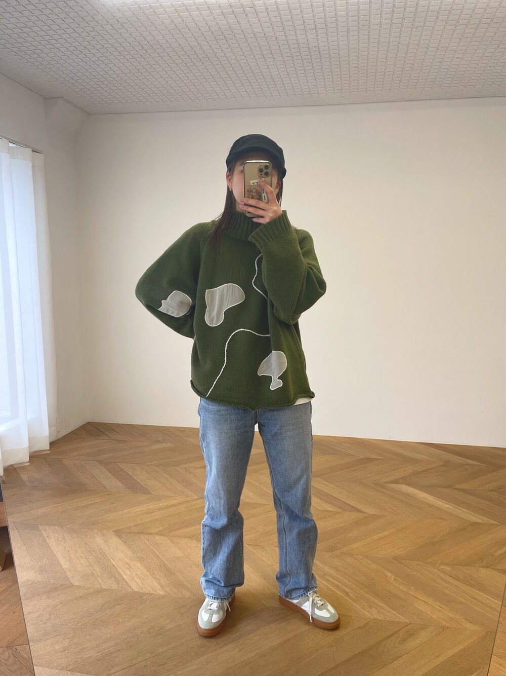 「冬を彩る色いろコーデ、スニーカー、タートルネック、お出かけコーデ、デニム、ニット、オトナカジュアル、春カラー、ハンチング、デニムコーデ、ハイネック、ootd、今日のコーデ」｜「CANAL JEANのRCW BLUE LABEL(ブルーレーベル) 刺繍ハイネックニット（ニット/セーター、グリーン系）」を使った、nanohaさん（レディース・164cm）の冬コーディネートの1枚目の写真