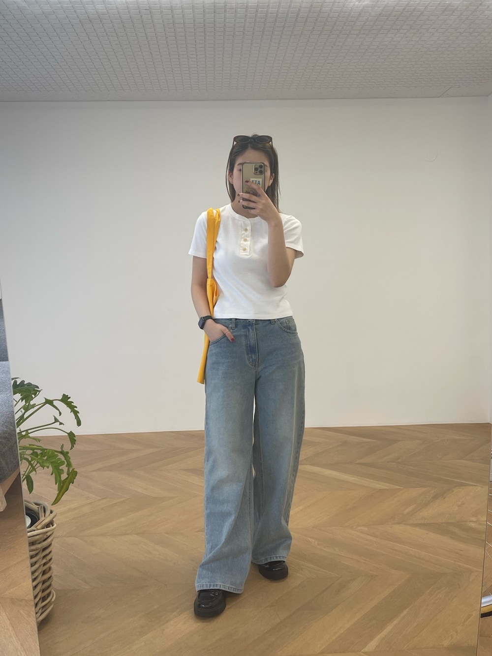 「トートバッグ、ストリート、ローファー、韓国ファッション、お出かけコーデ、デニム、春夏コーデ、シンプルコーデ、ootd、Tシャツ、白Tシャツ、おしゃれさんと繋がりたい」｜「CANAL JEANのRED CHOP WORKS(レッドチョップワークス) ヘンリーネック半袖Tシャツ（Tシャツ/カットソー、ホワイト系）」を使った、nanohaさん（レディース・164cm）の春コーディネートの1枚目の写真