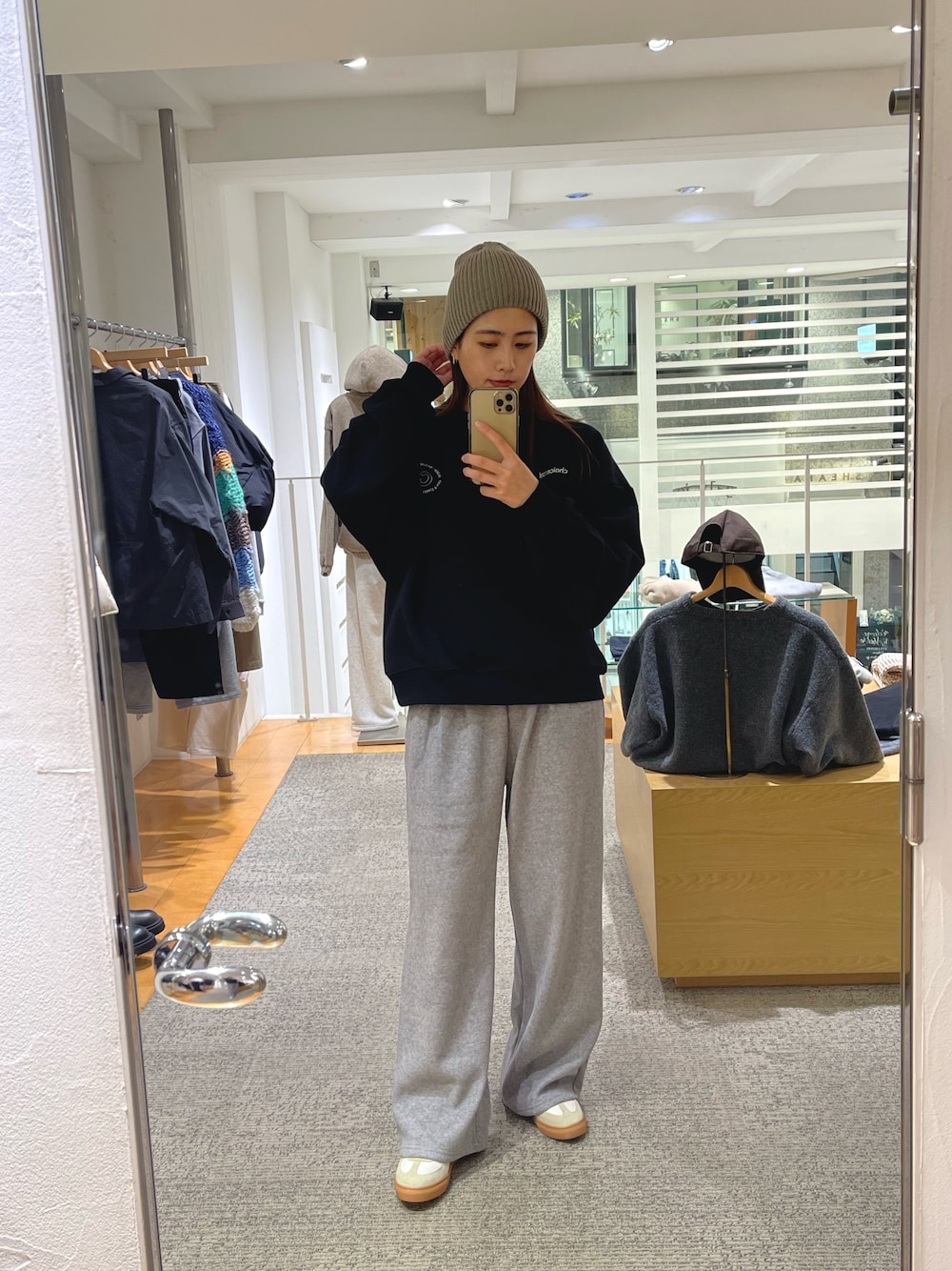 「休日スタイル、ニット、ニット帽、スウェット、スニーカー、モノトーン、おしゃれさんと繋がりたい、ラフコーデ、大人カジュアル、ロゴスウェット、メンズライク、オーバーサイズ」｜「CANAL JEANのchoice_cnl(チョイス) オリジナル"C"ロゴトレーナー（スウェット、ブラック系）」を使った、nanohaさん（レディース・164cm）の秋コーディネートの1枚目の写真