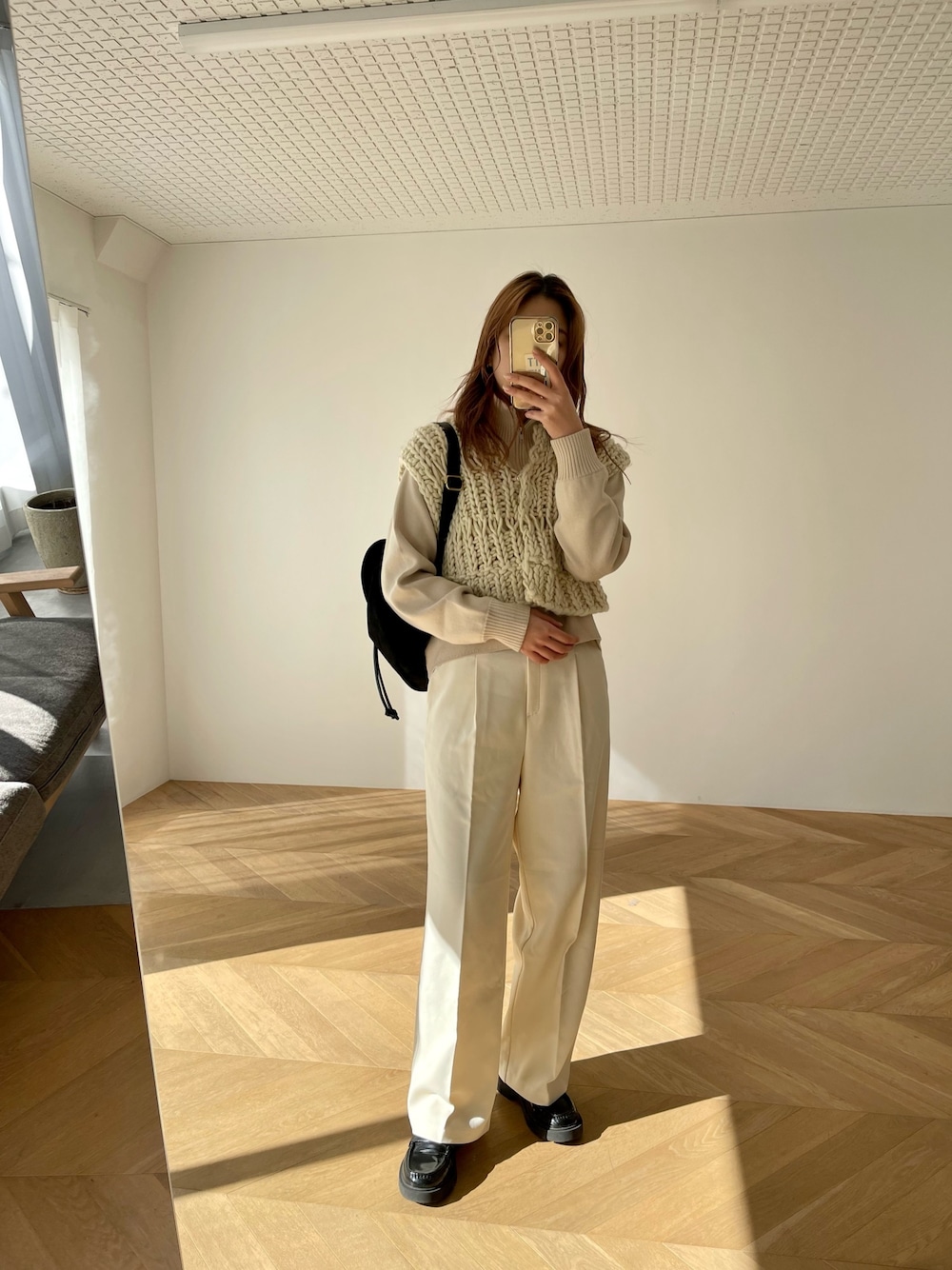 「冬コーデ、レイヤードスタイル、ニット、ホワイトコーデ、冬を彩る色いろコーデ、お出かけコーデ、モノトーン、ショルダーバッグ、シンプルコーデ、ニットベスト、ローファー」｜「TODAYFULのTODAYFUL(トゥデイフル) "Chunky Hand Knitvest"チャンキーハンドニットベスト/12320517（ベスト、ホワイト系）」を使った、nanohaさん（レディース・164cm）の冬コーディネートの1枚目の写真