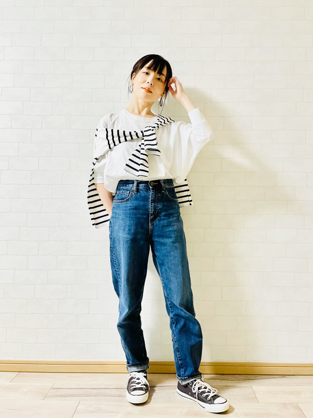 「秋のコーデ、シンプルコーデ、UNIQLO、ユニクロ、ペグトップハイライズジーンズ、ボーダーTシャツ、白Tシャツ、ユニデニ、ジーンズ、低身長」｜「UNIQLOのアイテム（デニムパンツ、ブルー系）」を使った、うめこさん（レディース・151cm）の秋コーディネートの1枚目の写真