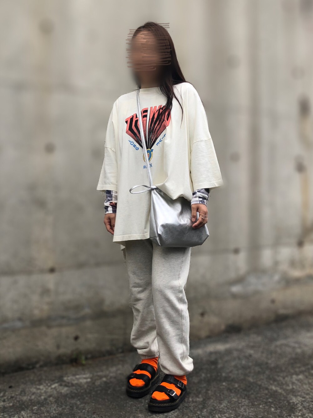 ホワイト系のTシャツ/カットソー、シルバー系のショルダーバッグ、ベージュ系のスウェットパンツを着用したレディースの秋コーディネートの1枚目の写真