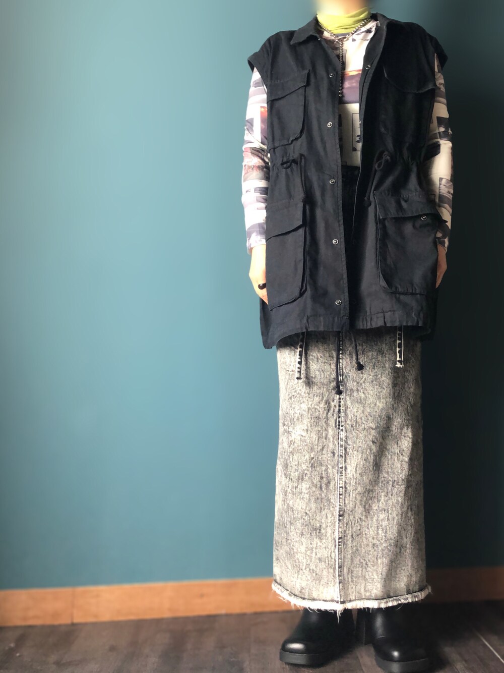 ホワイト系のTシャツ/カットソー、グリーン系のTシャツ/カットソー、ブラック系のデニムスカートを着用したレディースの春コーディネートの1枚目の写真