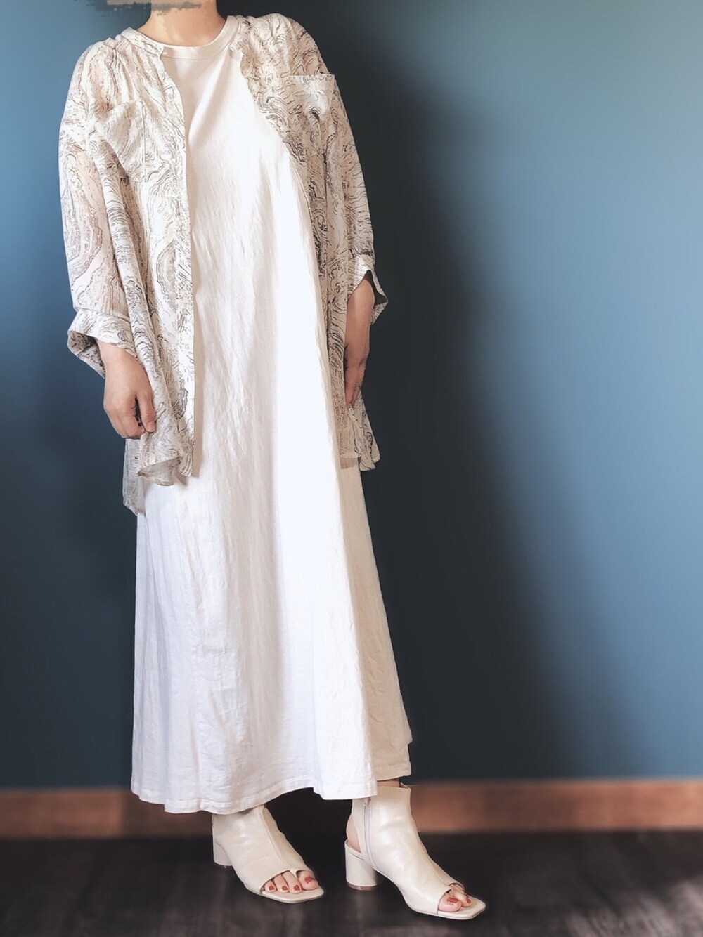 ホワイト系のシャツ/ブラウス、ホワイト系のワンピース、ホワイト系のサンダルを着用したレディースの夏コーディネートの1枚目の写真