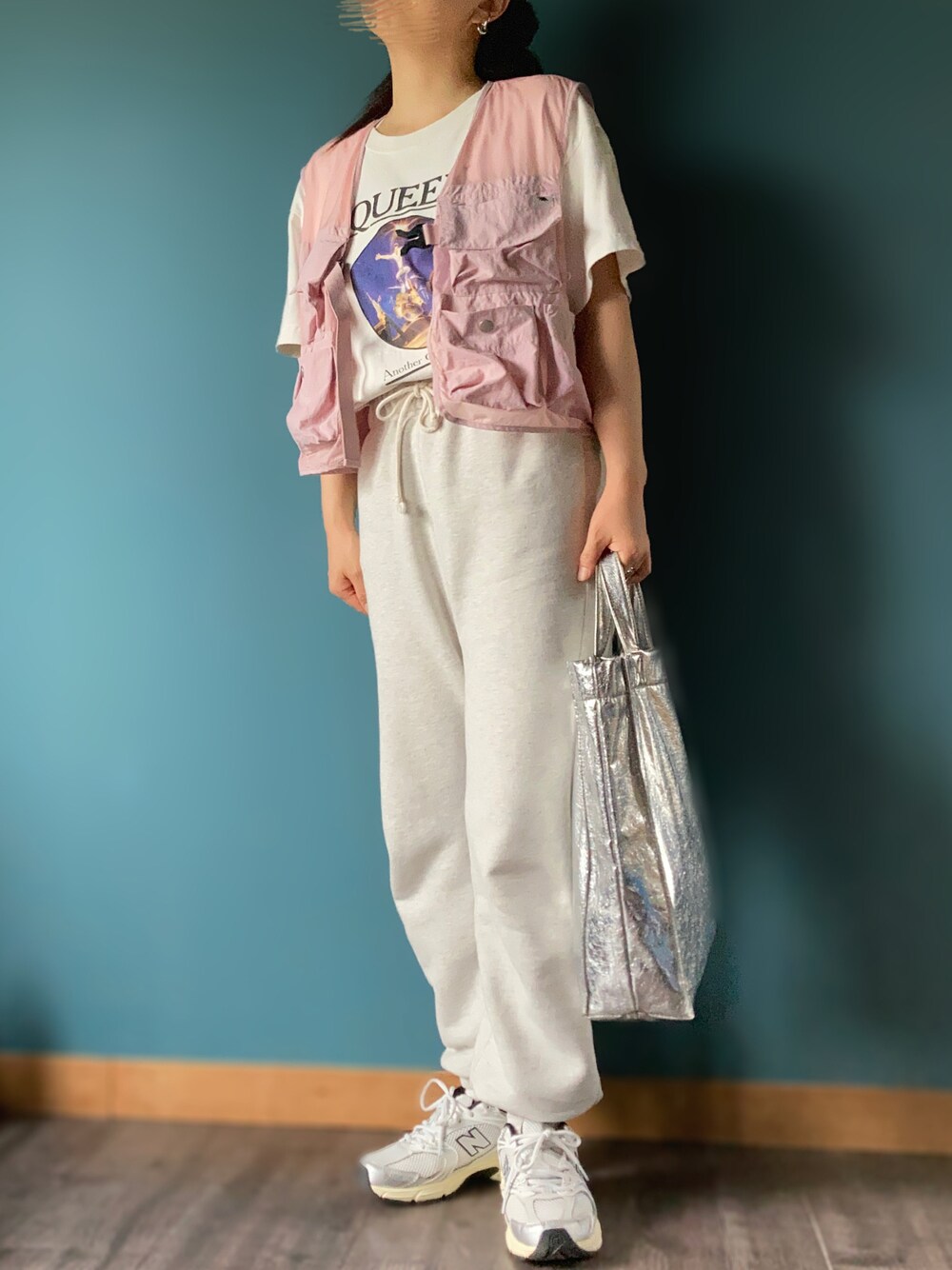 シルバー系のスニーカー、ホワイト系のTシャツ/カットソー、ベージュ系のスウェットパンツを着用したレディースの夏コーディネートの1枚目の写真