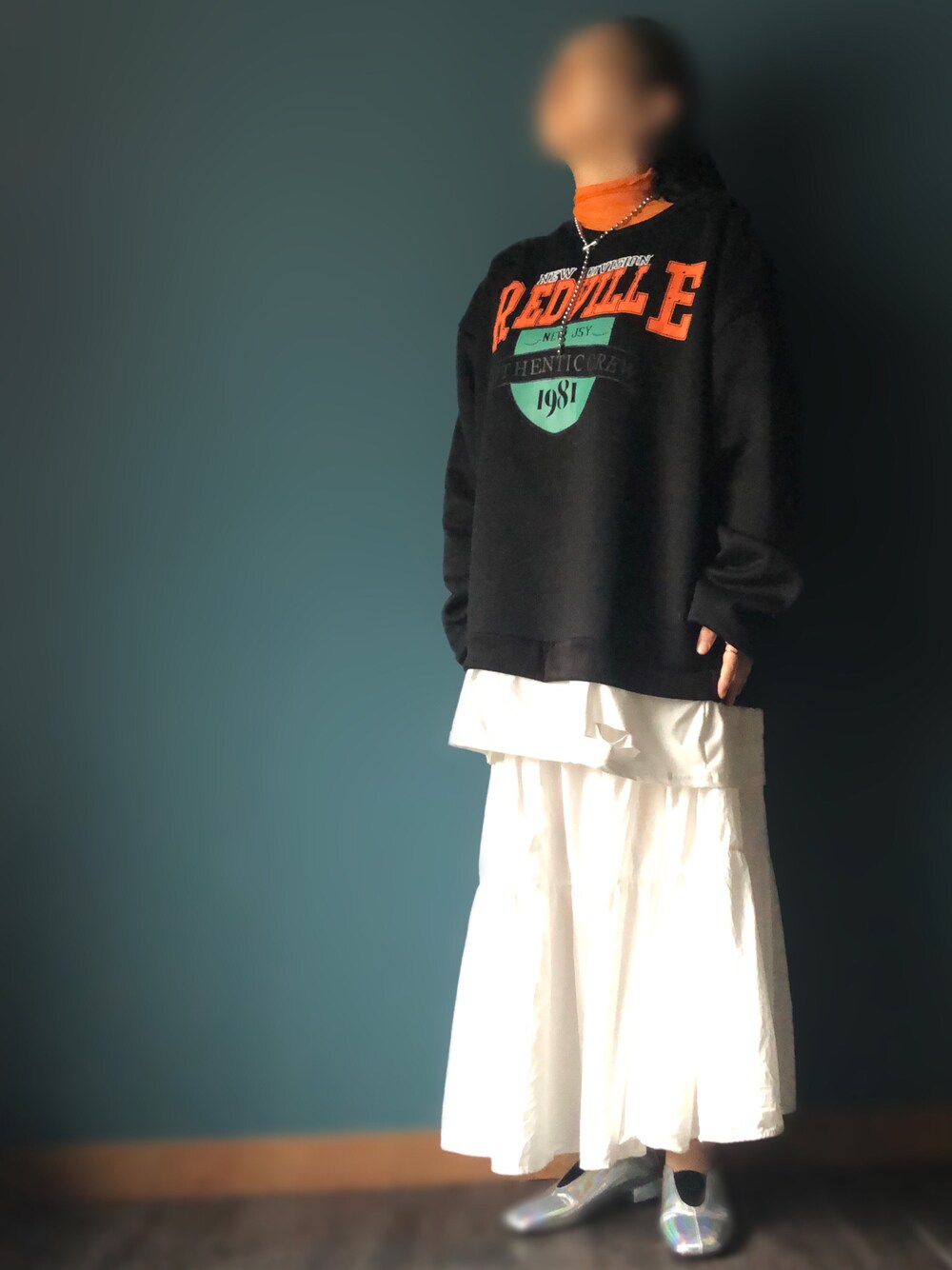 ブラック系のスウェット、ホワイト系のサロペット/オーバーオール、シルバー系のパンプスを着用したレディースの春コーディネートの1枚目の写真