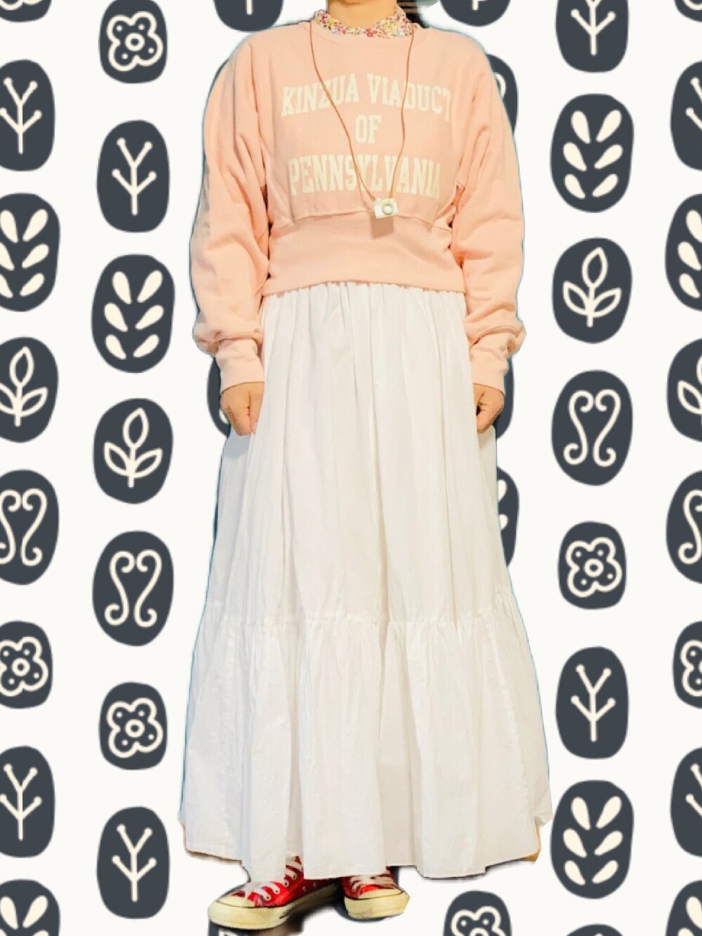 レッド系のスニーカー、ピンク系のスウェット、レッド系のTシャツ/カットソーを着用したレディースの春コーディネートの1枚目の写真