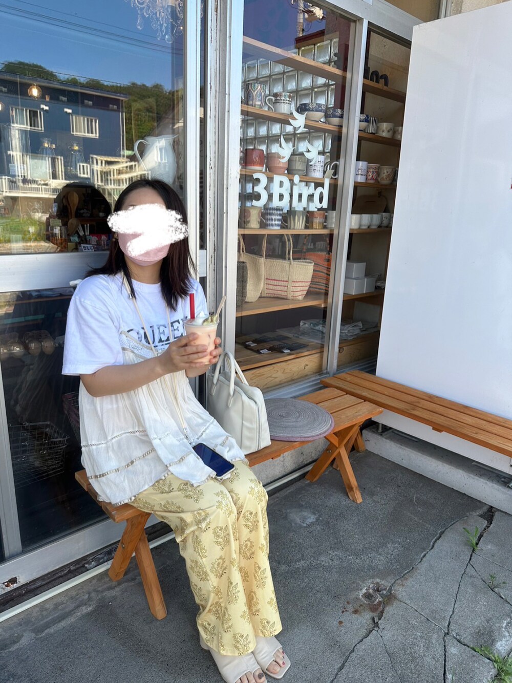 ホワイト系のTシャツ/カットソー、イエロー系のその他パンツ、ホワイト系のサンダルを着用したレディースの秋コーディネートの1枚目の写真