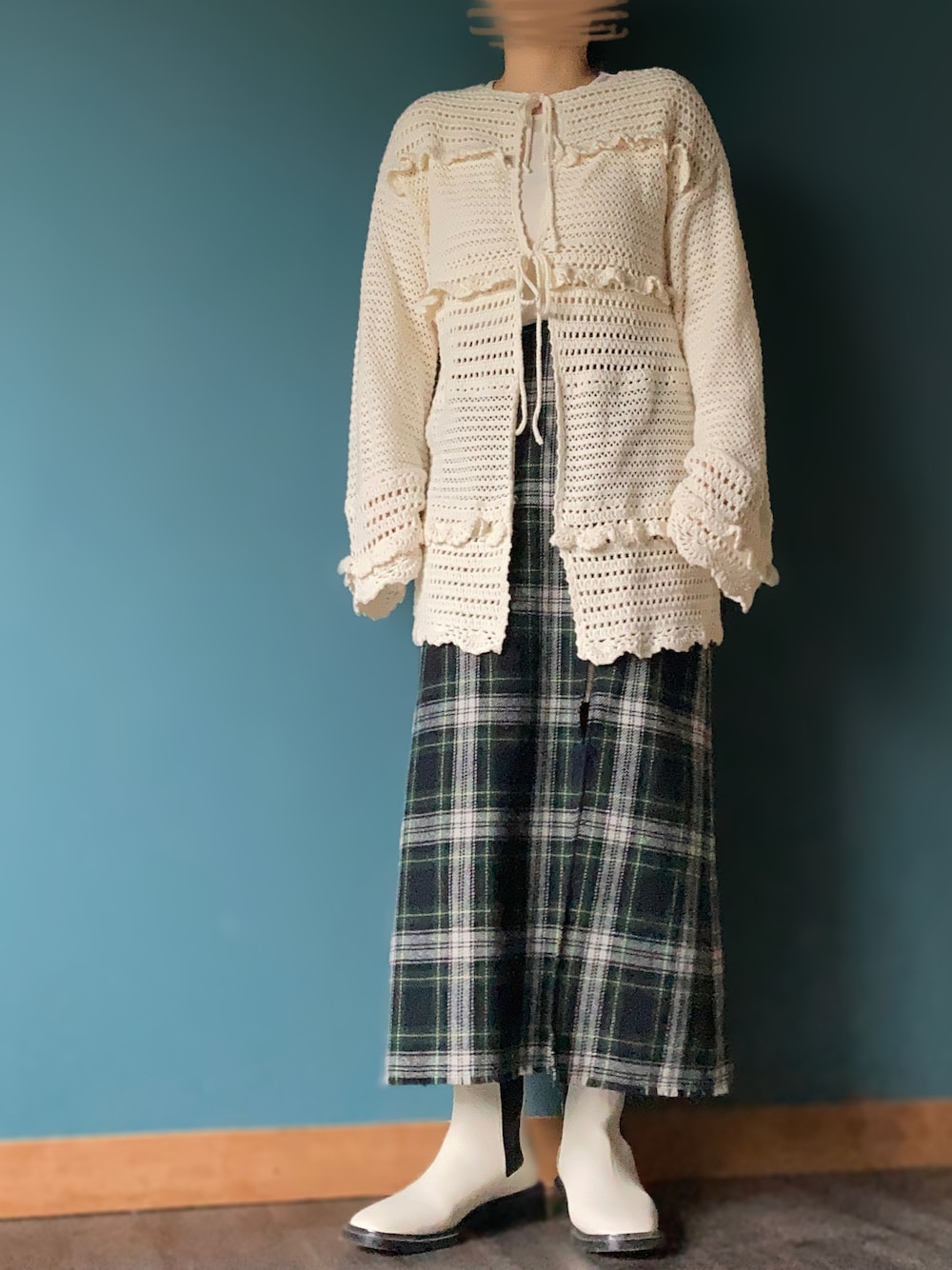 グリーン系のスカート、ホワイト系のブーツ、ホワイト系のカーディガン/ボレロを着用したレディースの冬コーディネートの1枚目の写真