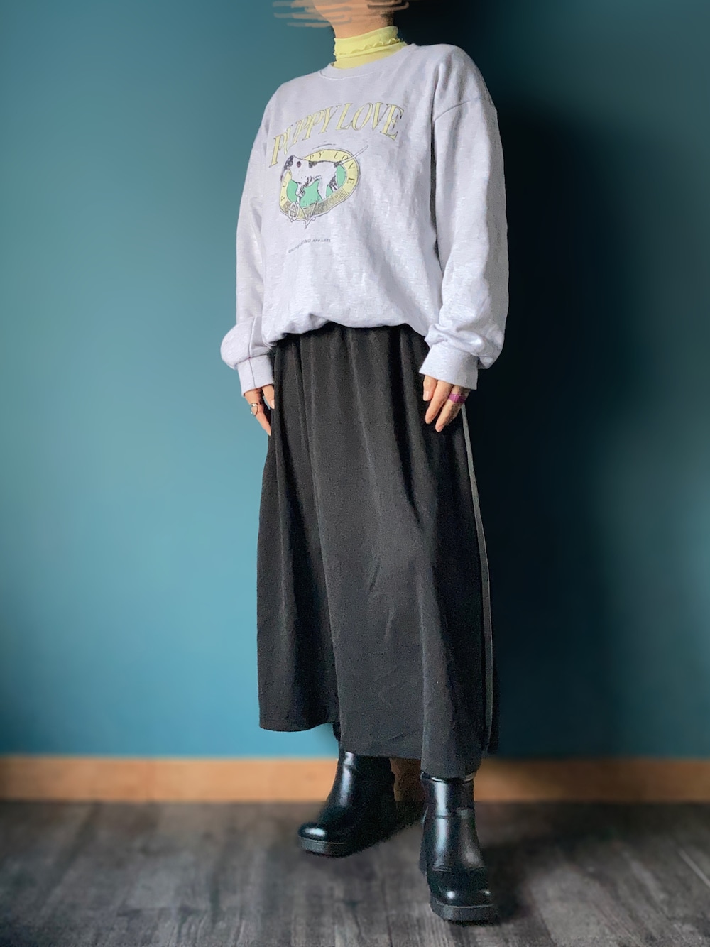 グレー系のスウェット、ブラック系のダウンジャケット/コート、ブラック系のブーツを着用したレディースの冬コーディネートの1枚目の写真