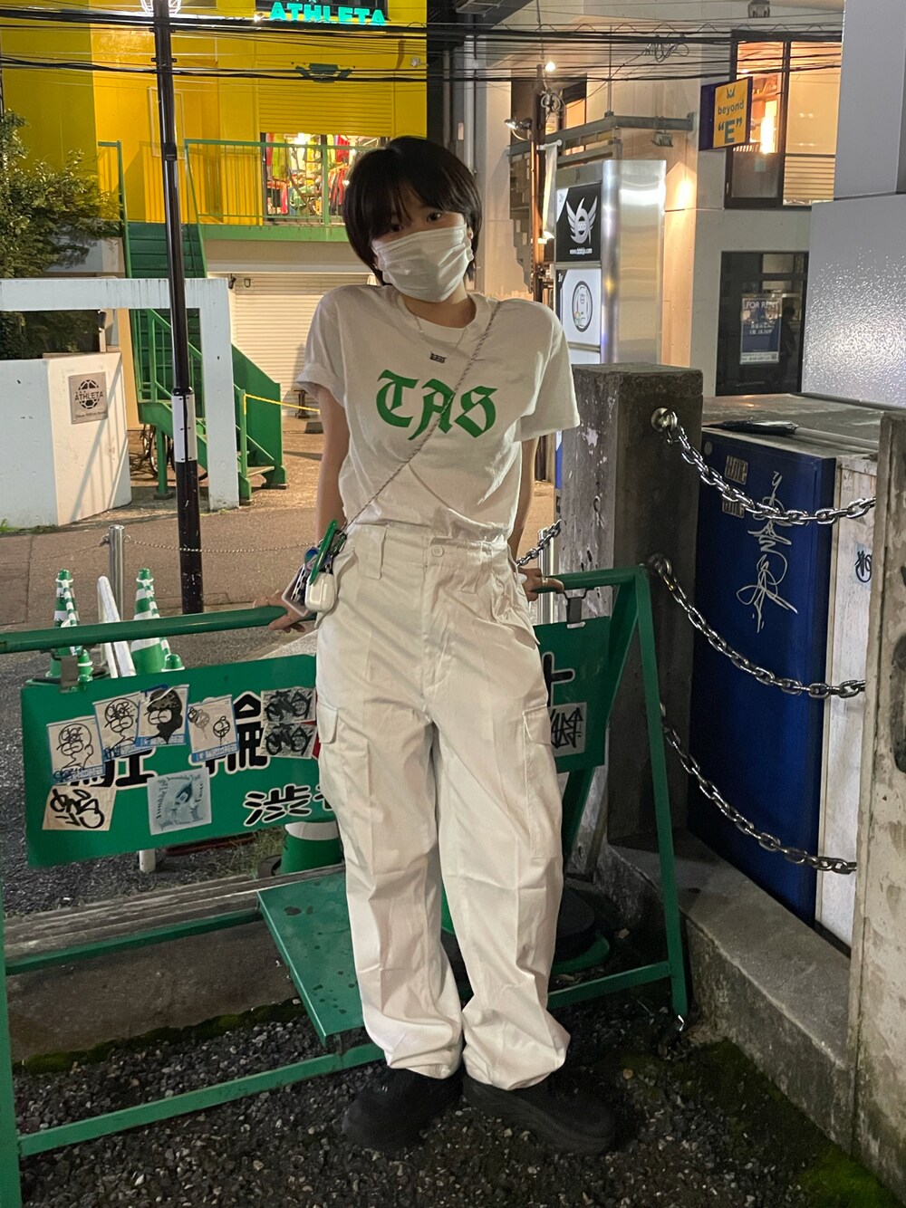 「ミニバッグ、韓国ファッション、厚底シューズ、ビッグシルエット、タックイン、プチプラ、休日スタイル、Tシャツ、オールホワイト、古着、デッドストック、ロゴT、手ぶら」｜「PGBstoreのアイテム（パンツ、ホワイト系）」を使った、星野りよんさん（レディース・152cm）の秋コーディネートの1枚目の写真