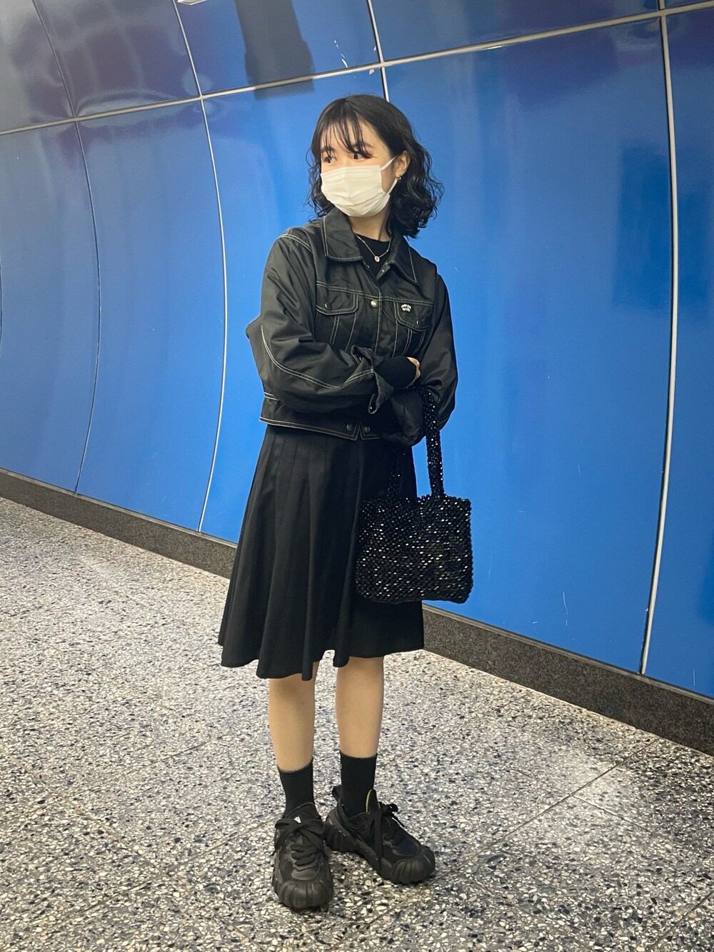 「クリスマスに着たい服、レイヤードスタイル、マイベストコーデ2022、キルティングジャケット、古着MIX、冬コーデ、オールブラック、クロップド丈、ショート丈、膝丈スカート、厚底シューズ、ビッグシルエット、ビーズバッグ、faithtokyo、SHIPS」｜「faith tokyoのアイテム（ジャケット/アウター、ブラック系）」を使った、星野りよんさん（レディース・152cm）の冬コーディネートの1枚目の写真