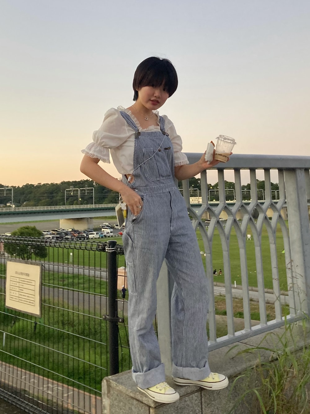 「ミニバッグ、韓国ファッション、ハイカットスニーカー、プチプラ、休日スタイル、ショート丈トップス、チロルブラウス、ストライプ、古着MIX、スクエアネック(ネック)、クロップドトップス、手ぶら、イエロー、ブラウス、flamingo」｜「友達からのお下がりのアイテム（サロペット/オーバーオール、ブルー系）」を使った、星野りよんさん（レディース・152cm）の秋コーディネートの1枚目の写真