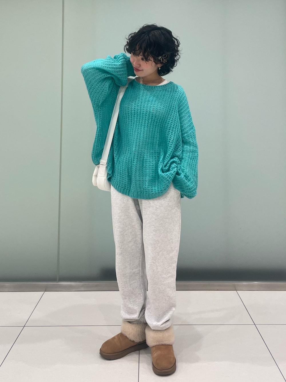 「ニット、デートコーデ、春コーデ、プチプラ、春服みてみて、ブーツ、レイヤードスタイル、お出かけコーデ、スウェット、スウェットパンツ、ムートンブーツ、ルーズシルエット、ゆったりコーデ、ターコイズブルー、春ファッション」｜「SPINNSのスリムフィットデザイン 裏毛スウェットパンツ（その他パンツ、ベージュ系）」を使った、星野りよんさん（レディース・152cm）の春コーディネートの1枚目の写真