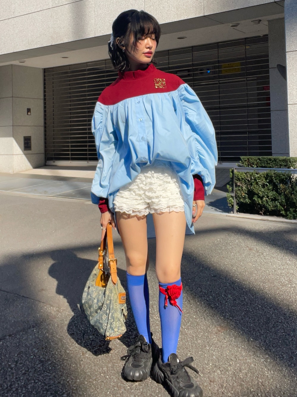 「ハイネック、ショートパンツ、フリル、レース、ハイソックス、スニーカー、LOUIS  VUITTON、デニム、シャツスタイル、シャツ、赤、LOEWE、ブローチ、低身長、最近のいい感じコーデ」｜「Nora Lilyの【Nora Lily】「elle」Kitting Blocking Hi-Neck Blouse（シャツ/ブラウス、レッド系）」を使った、星野りよんさん（骨格ストレート・レディース・152cm）の秋コーディネートの1枚目の写真