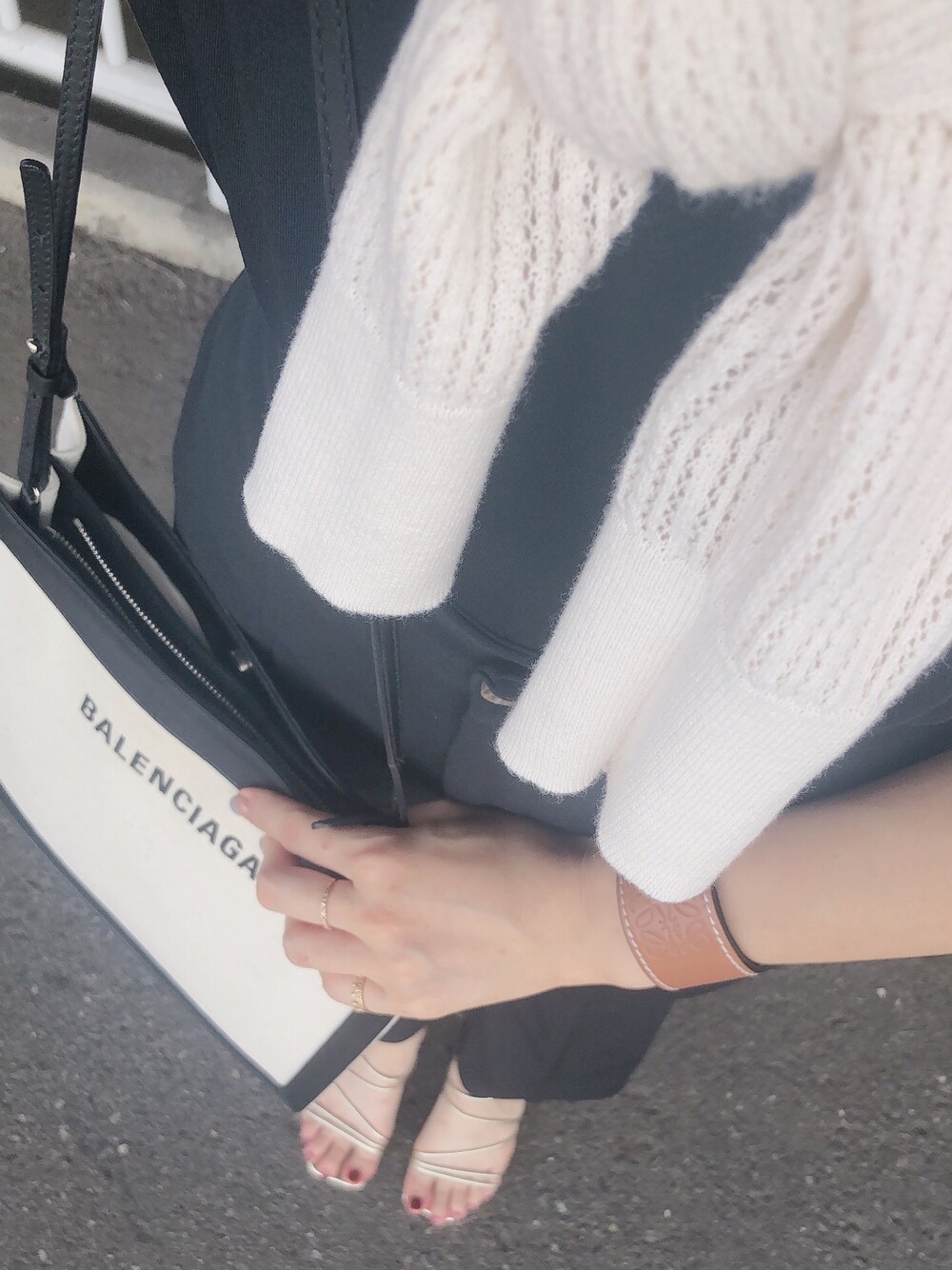 ホワイト系のカーディガン/ボレロ、ブラック系のTシャツ/カットソー、ブラック系のスラックスを着用したレディースの夏コーディネートの1枚目の写真
