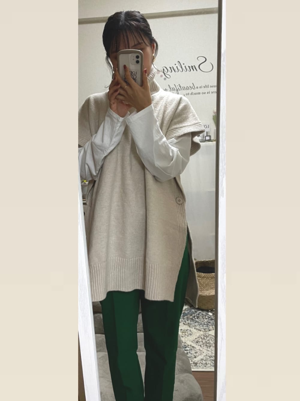 ベージュ系のニット/セーター、グリーン系のパンツ、ホワイト系のTシャツ/カットソーを着用したレディースの秋コーディネートの1枚目の写真