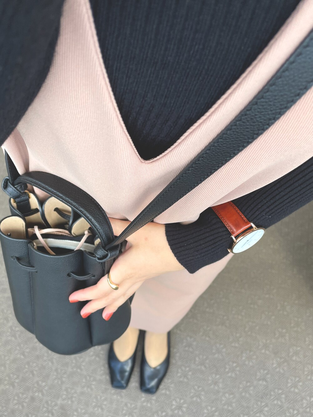 「coca（coca）のアイテム（ニット/セーター、ブラック系）」を使った、mihoさん（レディース・160cm）の秋コーディネートの1枚目の写真