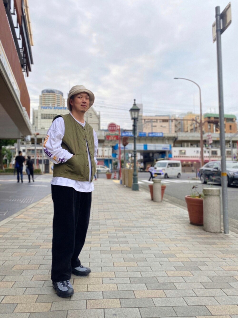 ブラック系のその他パンツ、ホワイト系のTシャツ/カットソー、グリーン系のベストを着用したメンズの秋コーディネートの1枚目の写真