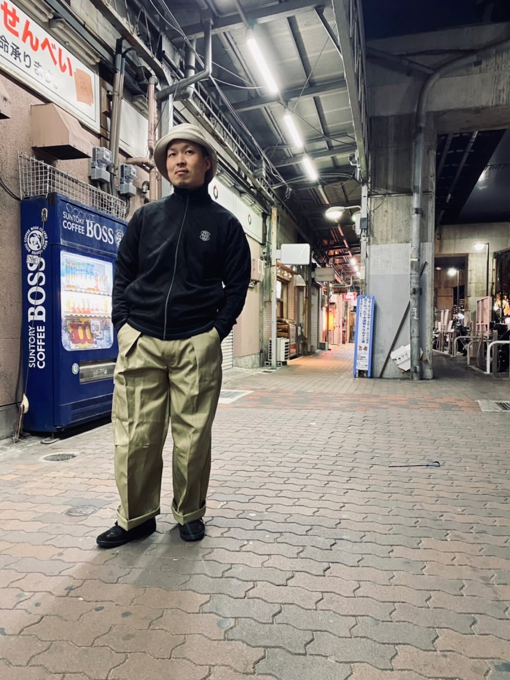 schottのアイテムを使った「タックパンツ」の人気ファッション