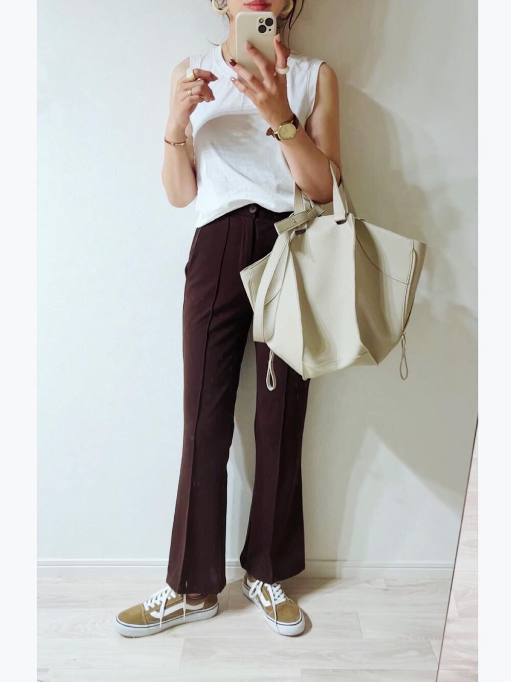 ブラウン系のその他パンツ、ホワイト系のTシャツ/カットソー、ベージュ系のショルダーバッグを着用したレディースの夏コーディネートの1枚目の写真