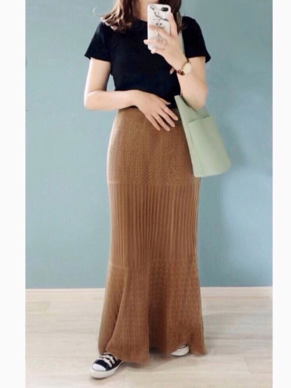 ブラック系のTシャツ/カットソー、ブラウン系のスカート、グリーン系のトートバッグを着用したレディースの秋コーディネートの1枚目の写真