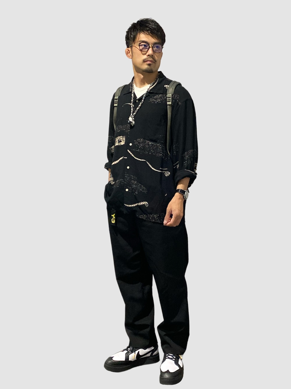 ブラック系のシャツ/ブラウス、ホワイト系のTシャツ/カットソー、ブラック系のスラックスを着用したメンズの春コーディネートの1枚目の写真