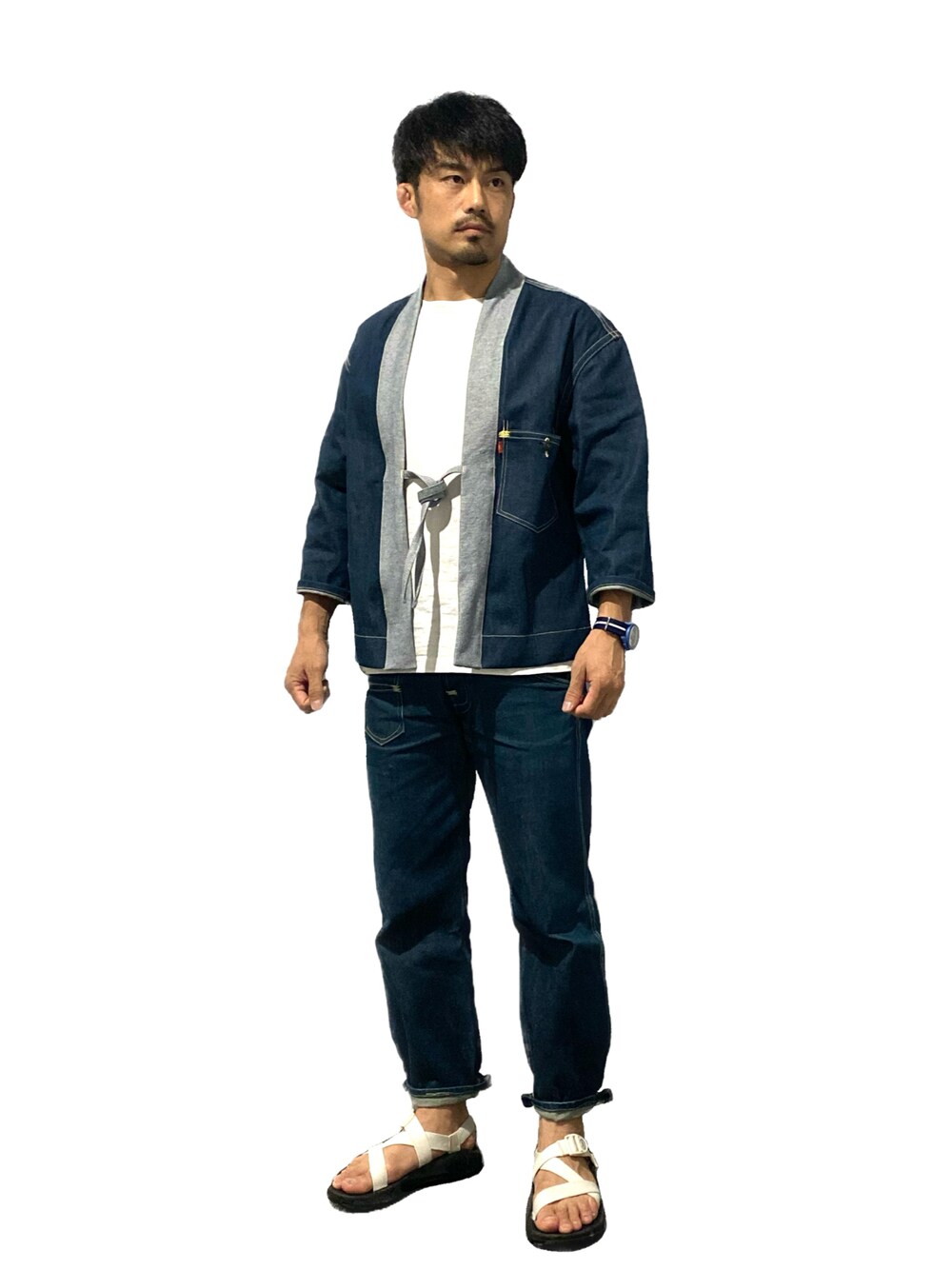 ブルー系のその他アウター、ブルー系のデニムパンツ、ホワイト系のサンダルを着用したメンズの秋コーディネートの1枚目の写真