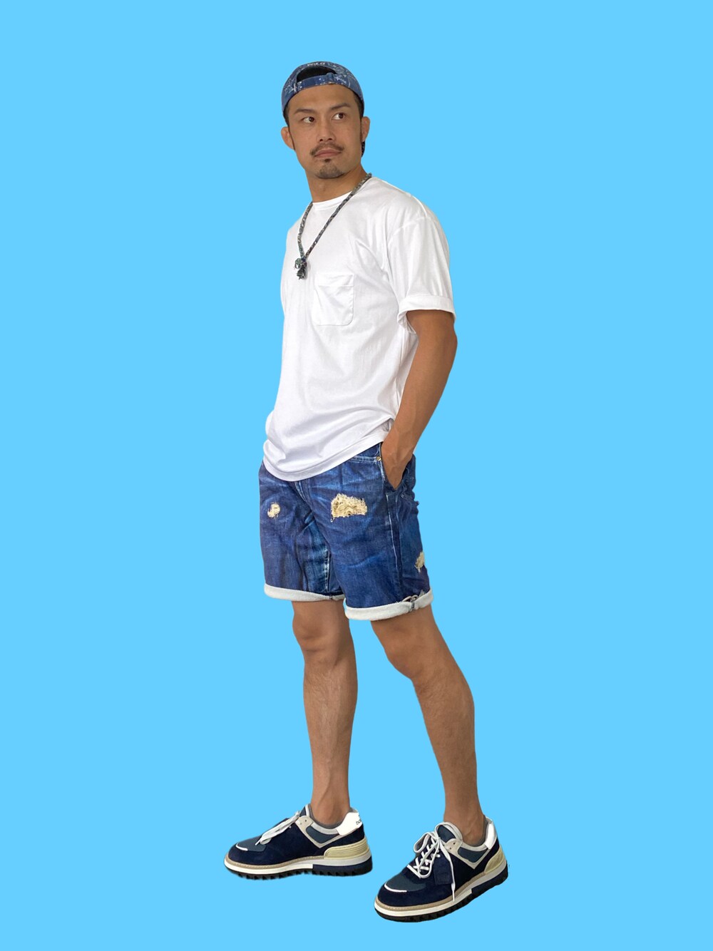 「TOKYO DESIGN STUDIO New Balance、コバ付きスニーカー、シャークソール、New Balance、夏コーデ、白Tシャツ、転写デニム」｜「MINOTAURの#FFFFFFT LIMITED EDITION（Tシャツ/カットソー、ホワイト系）」を使った、KOJIさん（メンズ・174cm）の夏コーディネートの1枚目の写真