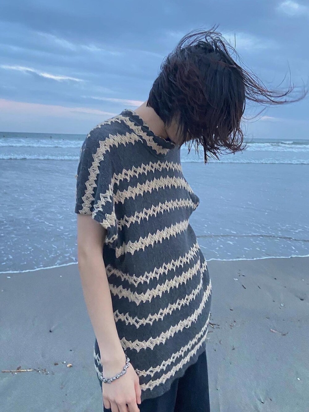 「ARRSTON VOLAJU、KOHSHIN SATOH、NECROMANCE、LEVI'S、アーストンボラージュ、コーシンサトウ、モード、バギーパンツ、モノトーン、ワントーンコーデ、デニム、ヴィンテージ、半袖ニット、古着MIX、古着」｜「ARRSTON VOLAJUのアイテム（ニット/セーター、グレー系）」を使った、ℛさん（メンズ・168cm）の秋コーディネートの1枚目の写真