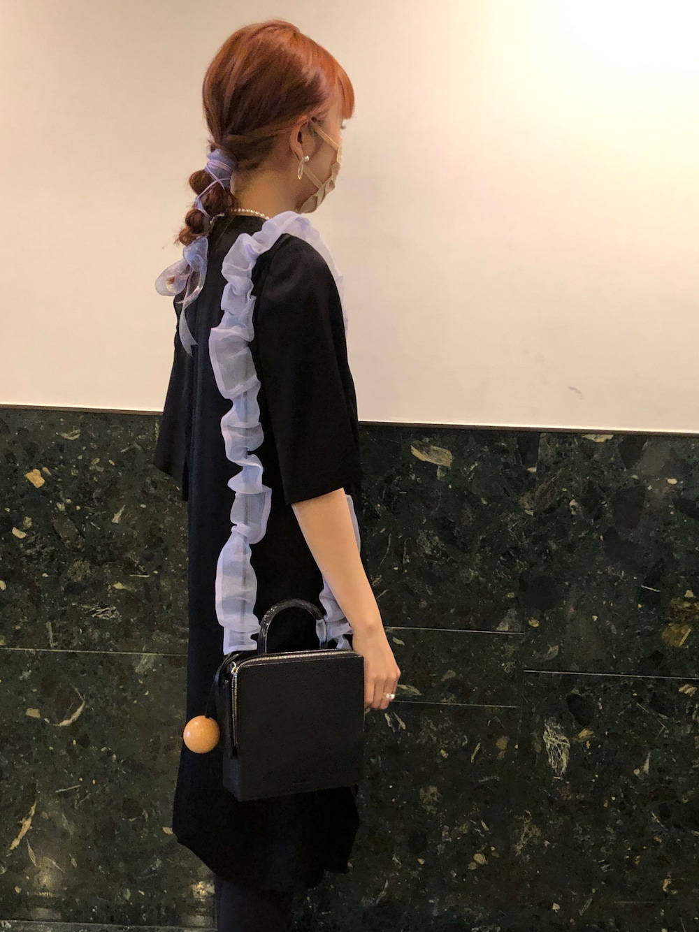 「結婚式、お呼ばれスタイル、モノトーン、ラベンダー、オーガンジー、ヘアアレンジ」｜「Building Blockの＜BUILDING BLOCK＞BOX レザーショルダーバッグ Ψ（ショルダーバッグ、ブラック系）」を使った、Shihoさん（レディース・159cm）の春コーディネートの1枚目の写真