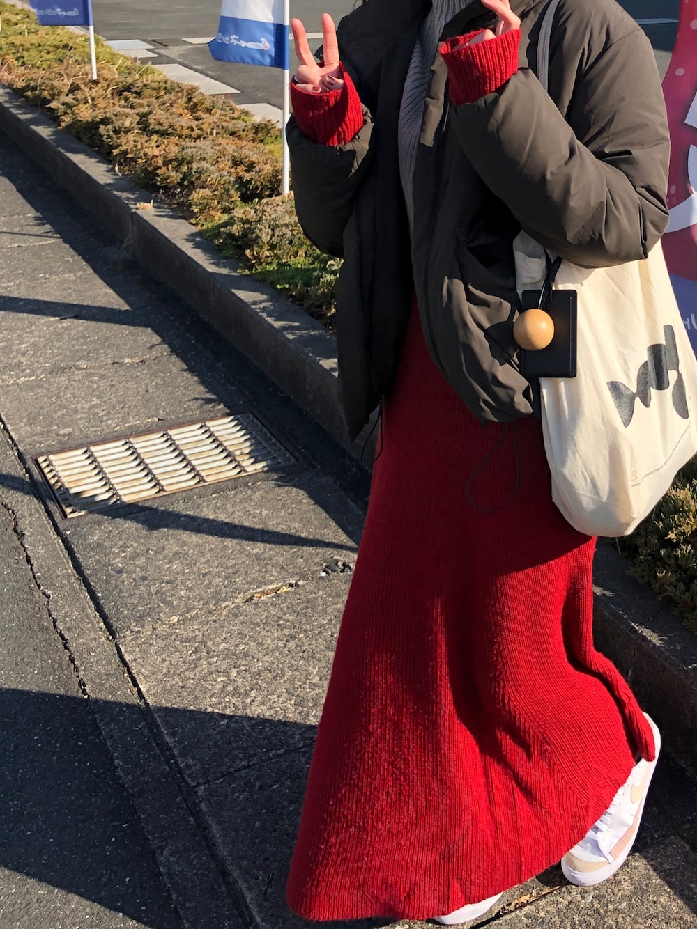 「休日スタイル、差し色、ootd、ワンピース、赤」｜「Building Blockの＜BUILDING BLOCK＞LUGGAGE TAG/グッズΨ（その他小物、ブラック系）」を使った、Shihoさん（レディース・159cm）の冬コーディネートの1枚目の写真