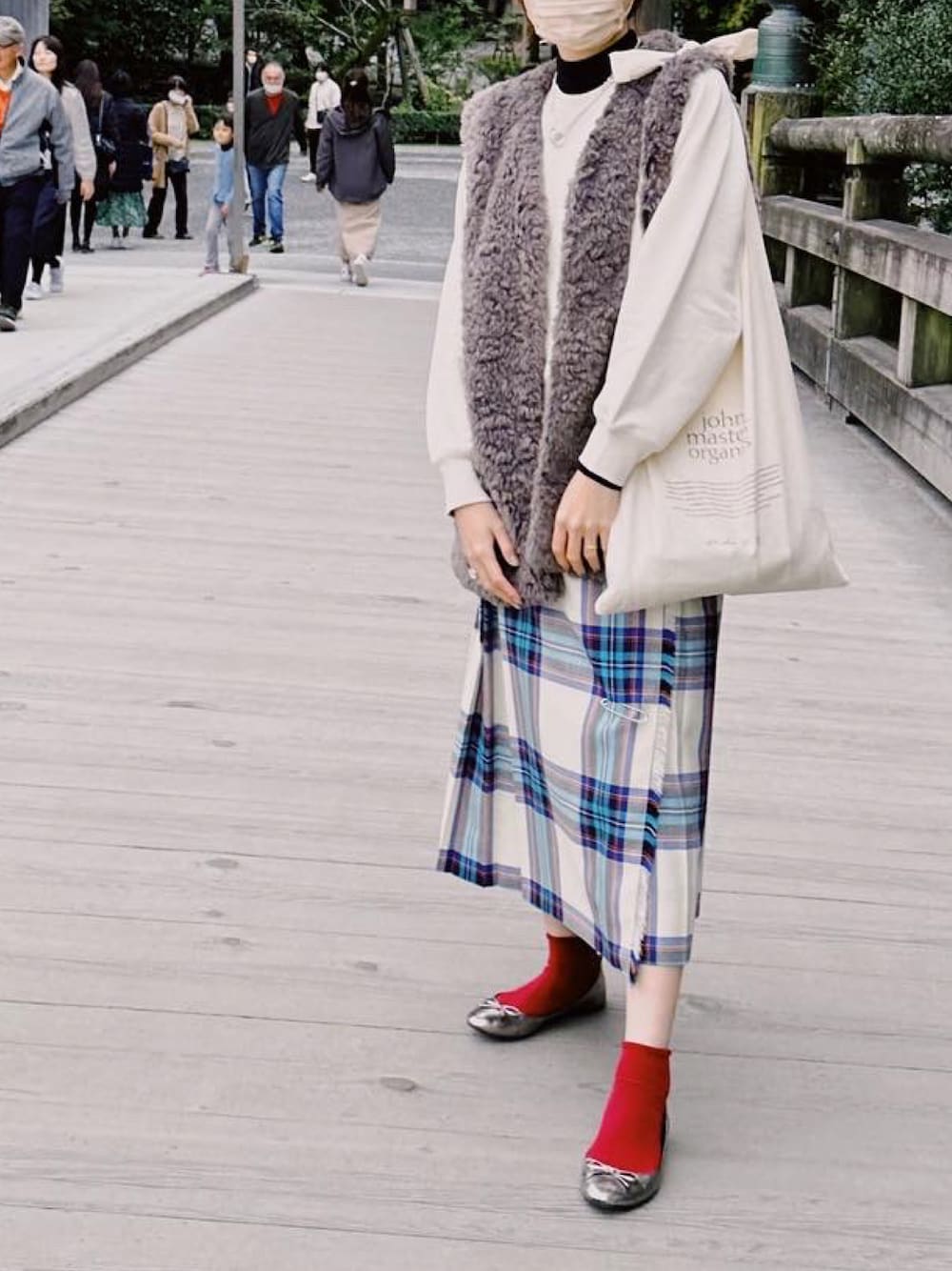 「秋服コーデ、秋のコーデ、ootd、重ね着、ロングスカート、ファーベスト、オニールオブダブリン、チェックスカート、スウェット」｜「CORINNE HAMAKのアイテム（ネックレス、シルバー系）」を使った、Shihoさん（レディース・159cm）の秋コーディネートの1枚目の写真