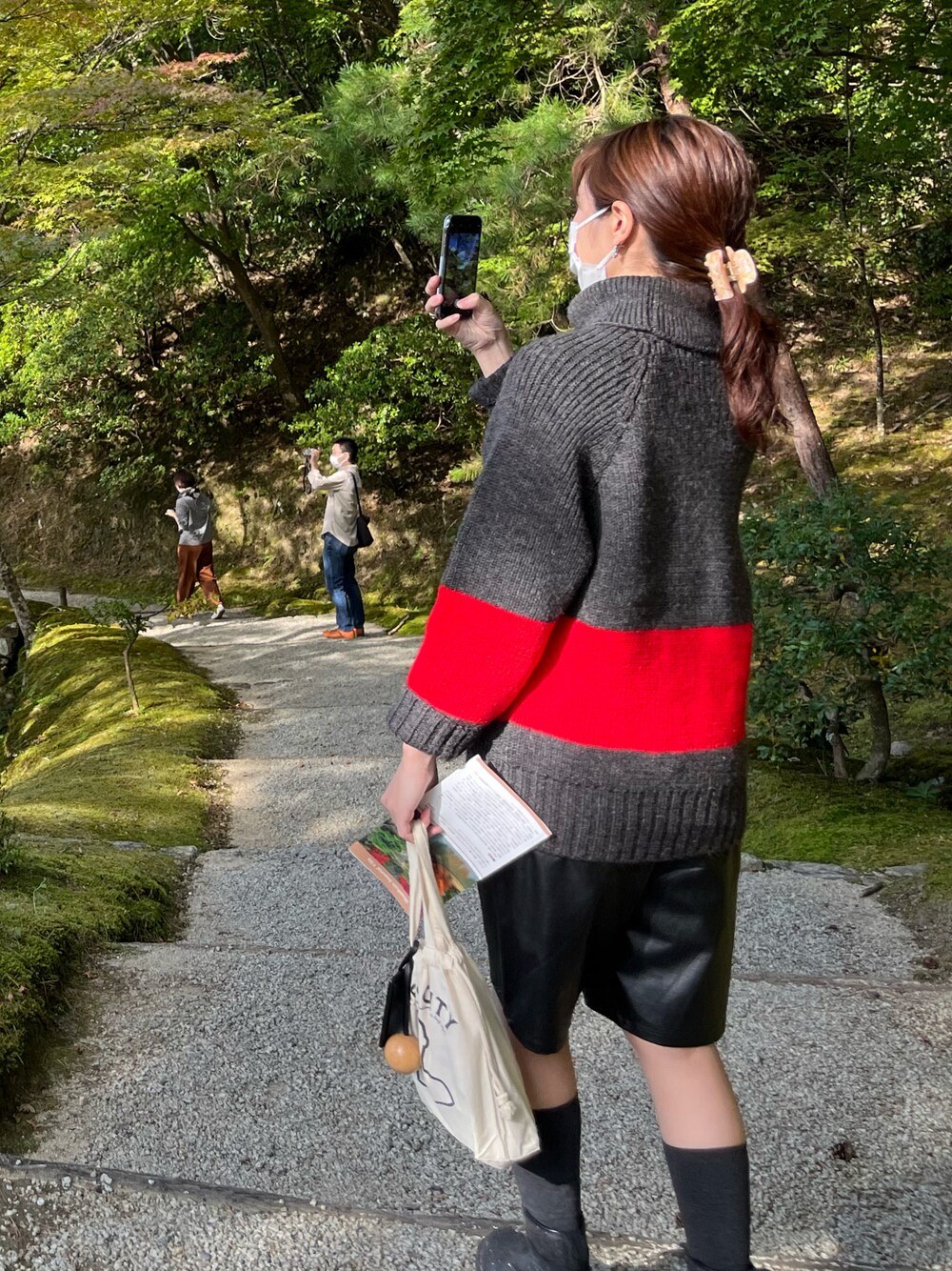 「ニット、秋のコーデ、休日スタイル、ハーフパンツ、レザーパンツ」｜「manhoodのアイテム（バッグ、ベージュ系）」を使った、Shihoさん（レディース・159cm）の秋コーディネートの1枚目の写真