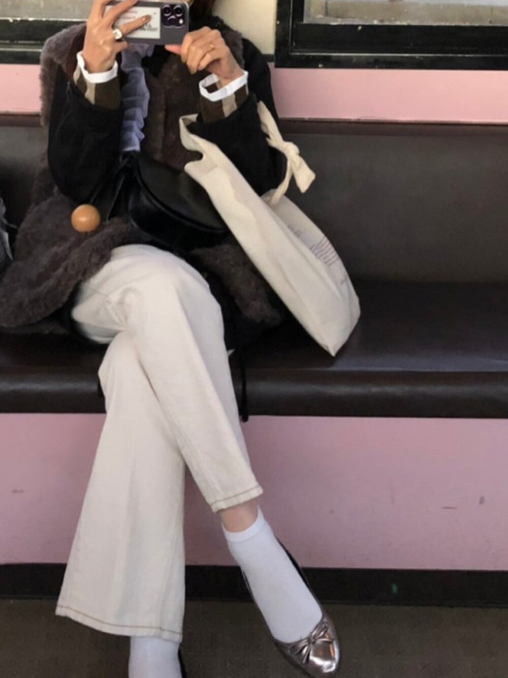 「秋服、カジュアル、シンプルスタイル、モノトーンコーデ、レイヤードスタイル、秋、バレエシューズ、白パンツ、ファーベスト、ootd」｜「A part byのFファーベスト  127096（ベスト、グレー系）」を使った、Shihoさん（レディース・159cm）の秋コーディネートの1枚目の写真