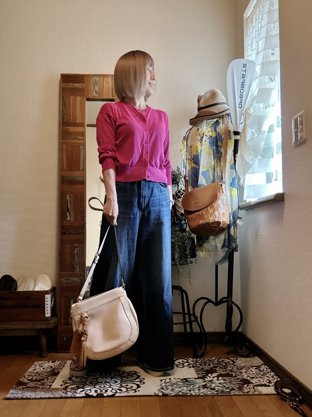 「GU、ウィッグ、LilyMei、デニムパンツ、ワイドデニムパンツ、crocs、Chloe、大人カジュアル、きれいめカジュアル」｜「GUのシアークルーネックカーディガン(長袖) ピンクS（カーディガン/ボレロ、ピンク系）」を使った、𝓮𝓽𝓼𝓾*さん（レディース・157cm）の春コーディネートの1枚目の写真