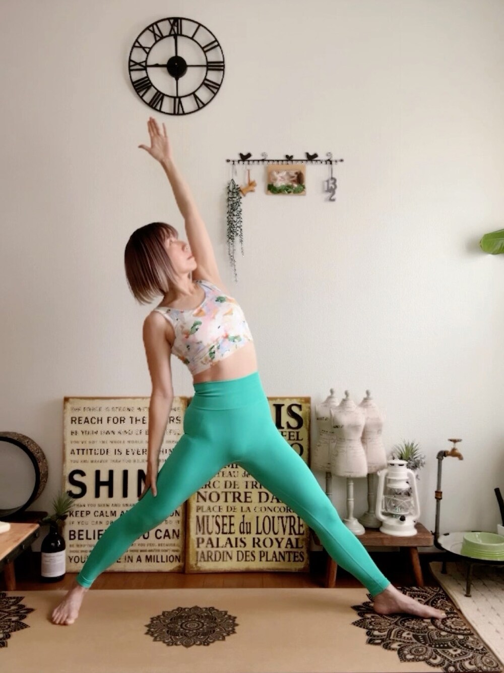 「YOGA、yoga wear、ヨガウェア、ヨガ、ヨガレギンス、ZOMIGEN」｜「ZOMIGENのZOMIGEN｜カラフル花柄ヨガタンク 夏ヨガブラ　S（キャミソール、ブルー系）」を使った、𝓮𝓽𝓼𝓾*さん（レディース・157cm）の夏コーディネートの1枚目の写真