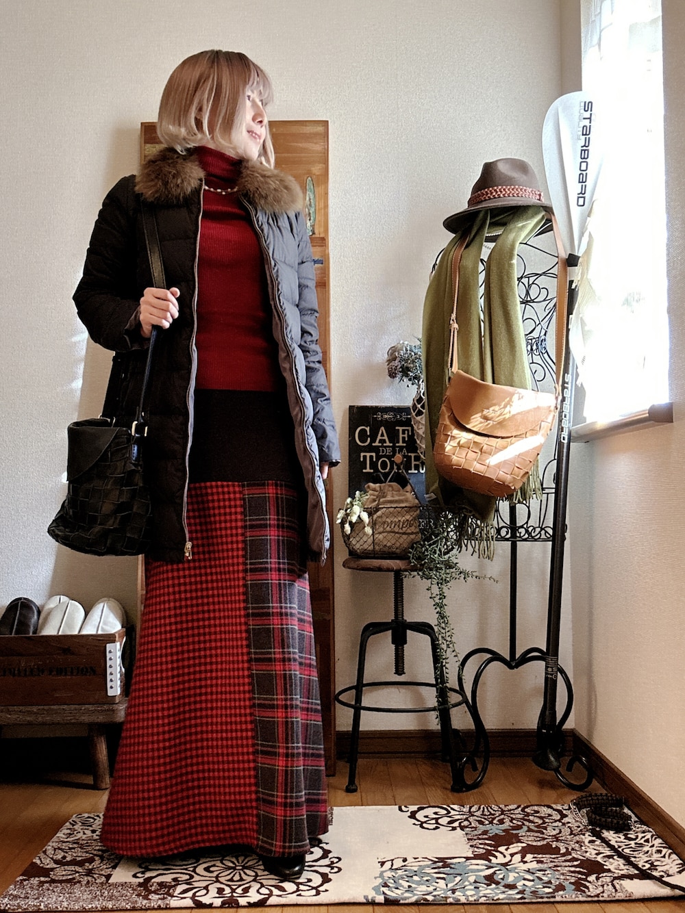 「antiqua、ダウンコート、ウィッグ、LilyMei、ブーツ、Chloe、タートルネックニット、大人カジュアル、きれいめカジュアル」｜「UNIQLOのエクストラファインメリノリブタートルネックセーター レッド（ニット/セーター、レッド系）」を使った、𝓮𝓽𝓼𝓾*さん（骨格ウェーブ・レディース・157cm）の冬コーディネートの1枚目の写真