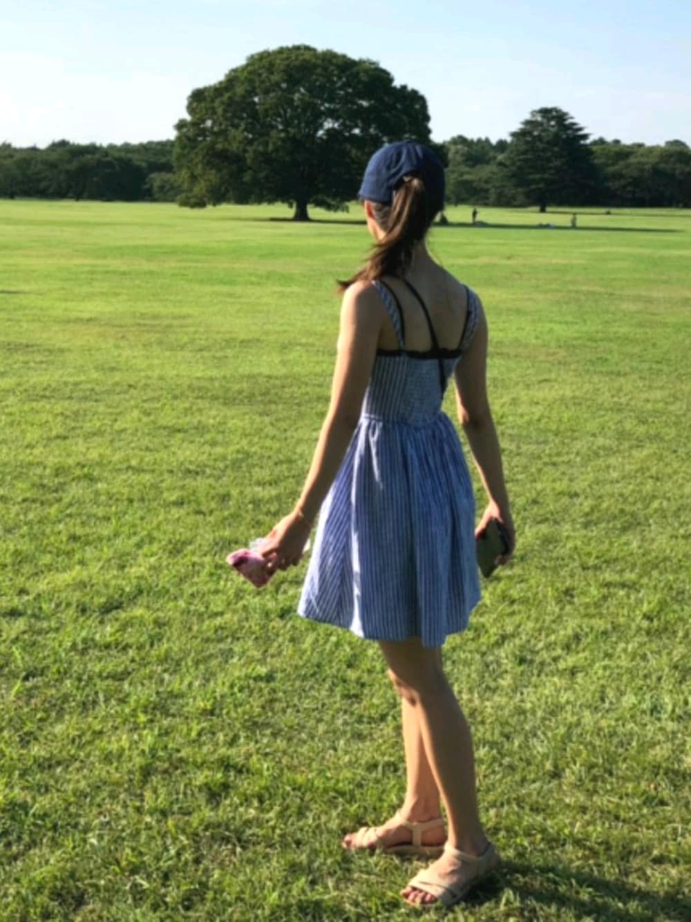 「夏コーデ、夏、自然、ハワイ、アメリカンスタイル、シンプルコーデ」｜「Abercrombie&Fitchのアイテム（ワンピース、ブルー系）」を使った、qeetさん（レディース・155cm）の秋コーディネートの1枚目の写真