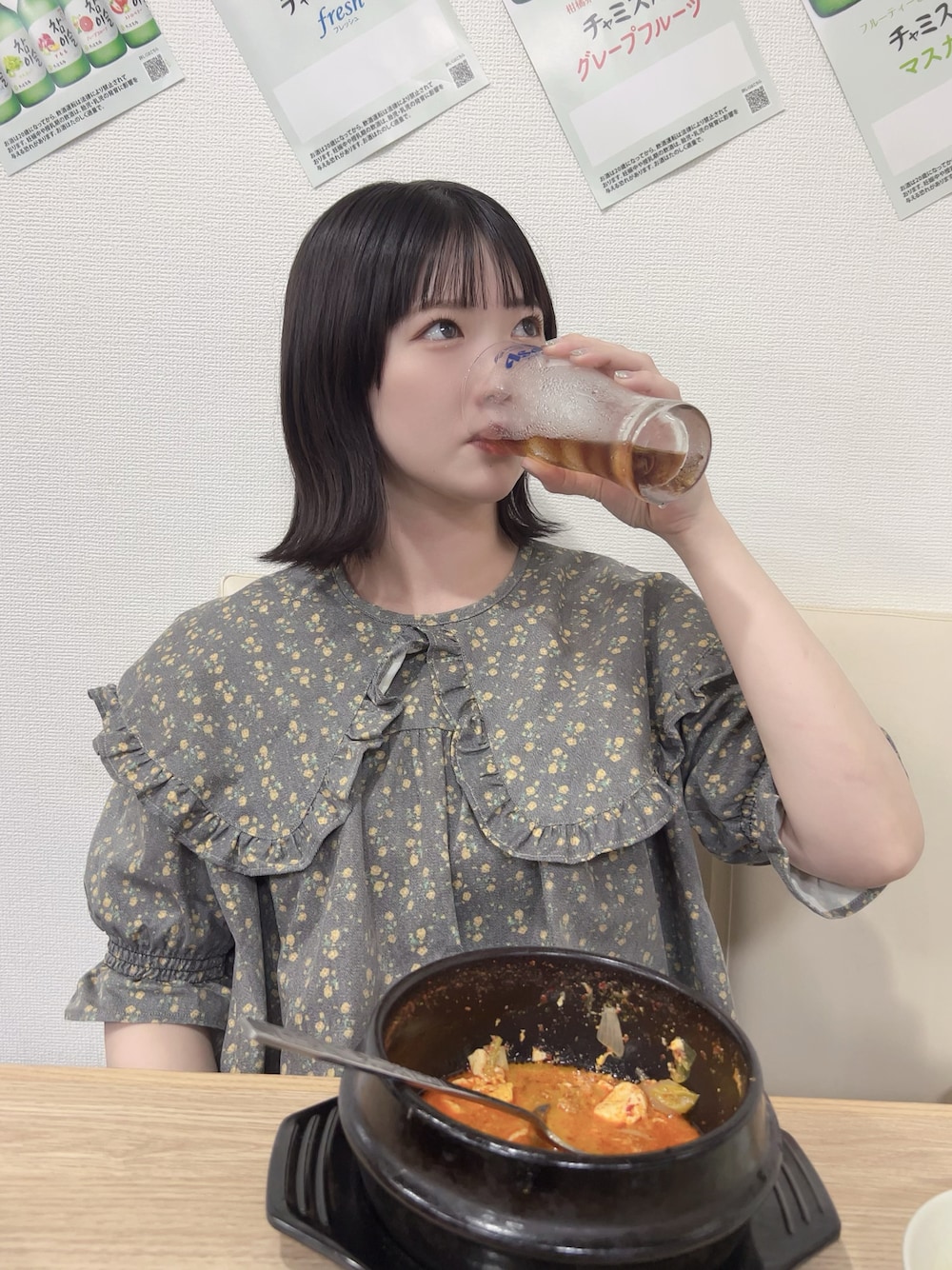「襟付きワンピース、ビッグカラー、韓国ファッション、韓国、韓国コーデ、韓国スタイル、カジュアルガーリー、WC、小花柄、ミニワンピ」｜「WCのフラワーパターン半袖ワンピース（ワンピース、イエロー系）」を使った、manaさん（レディース・165cm）の冬コーディネートの1枚目の写真